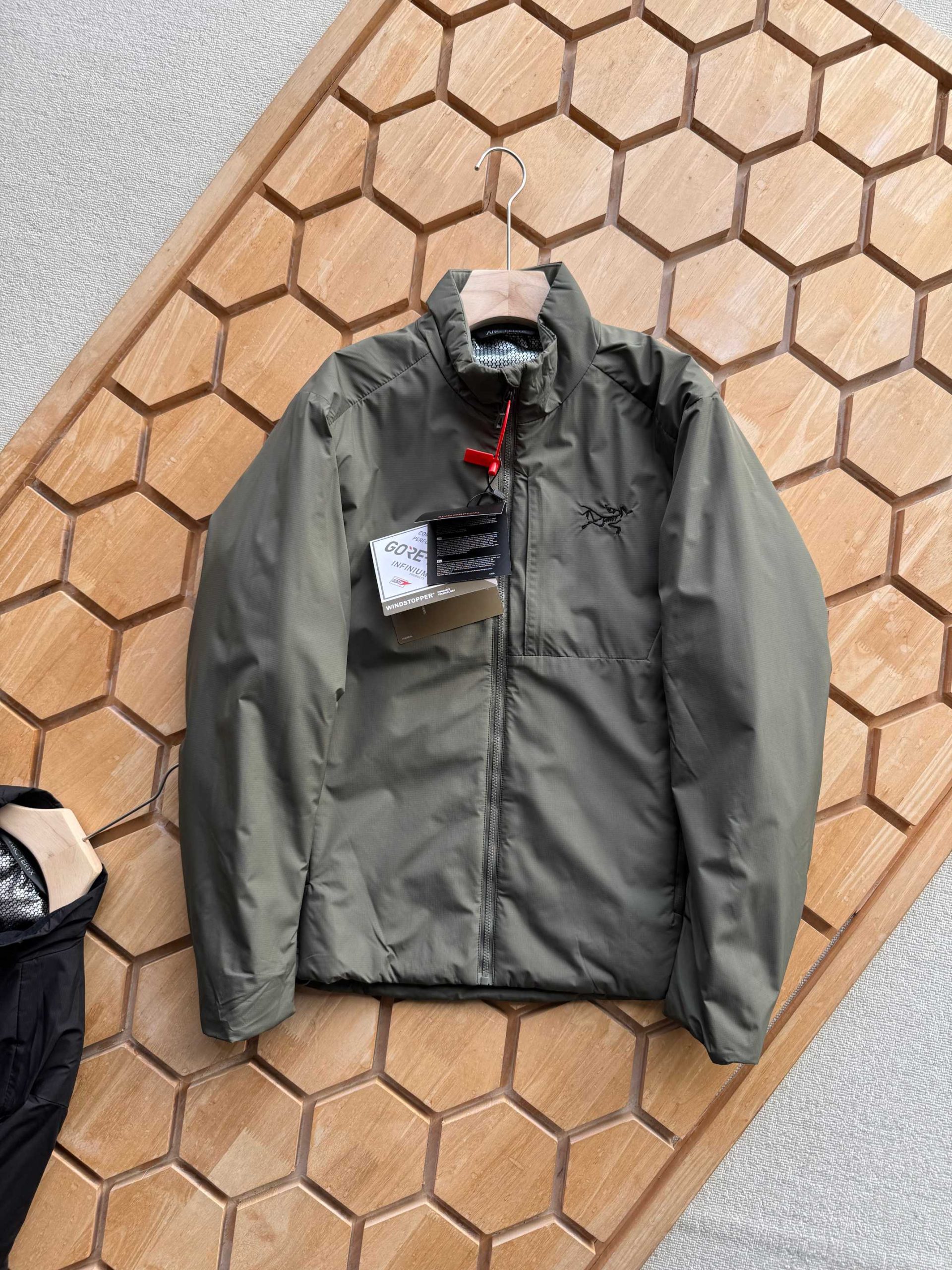 Arc'teryx A貨防風防潑水外套 男款輕薄機能立領三色選擇| 7 Arc'teryx A貨防風防潑水外套 男款輕薄機能立領三色選擇