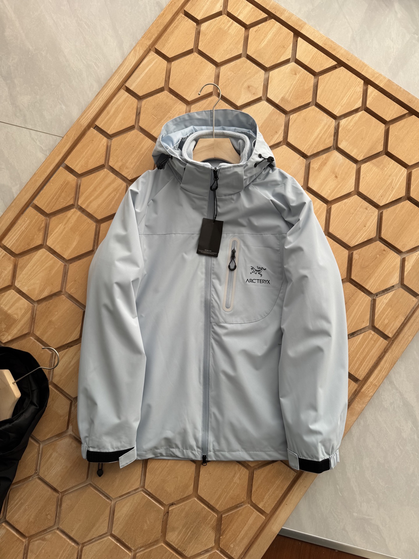 Arc'teryx 原單防水衝鋒衣 男款連帽設計雙色拼接風格| 10 Arc'teryx 原單防水衝鋒衣 男款連帽設計雙色拼接風格
