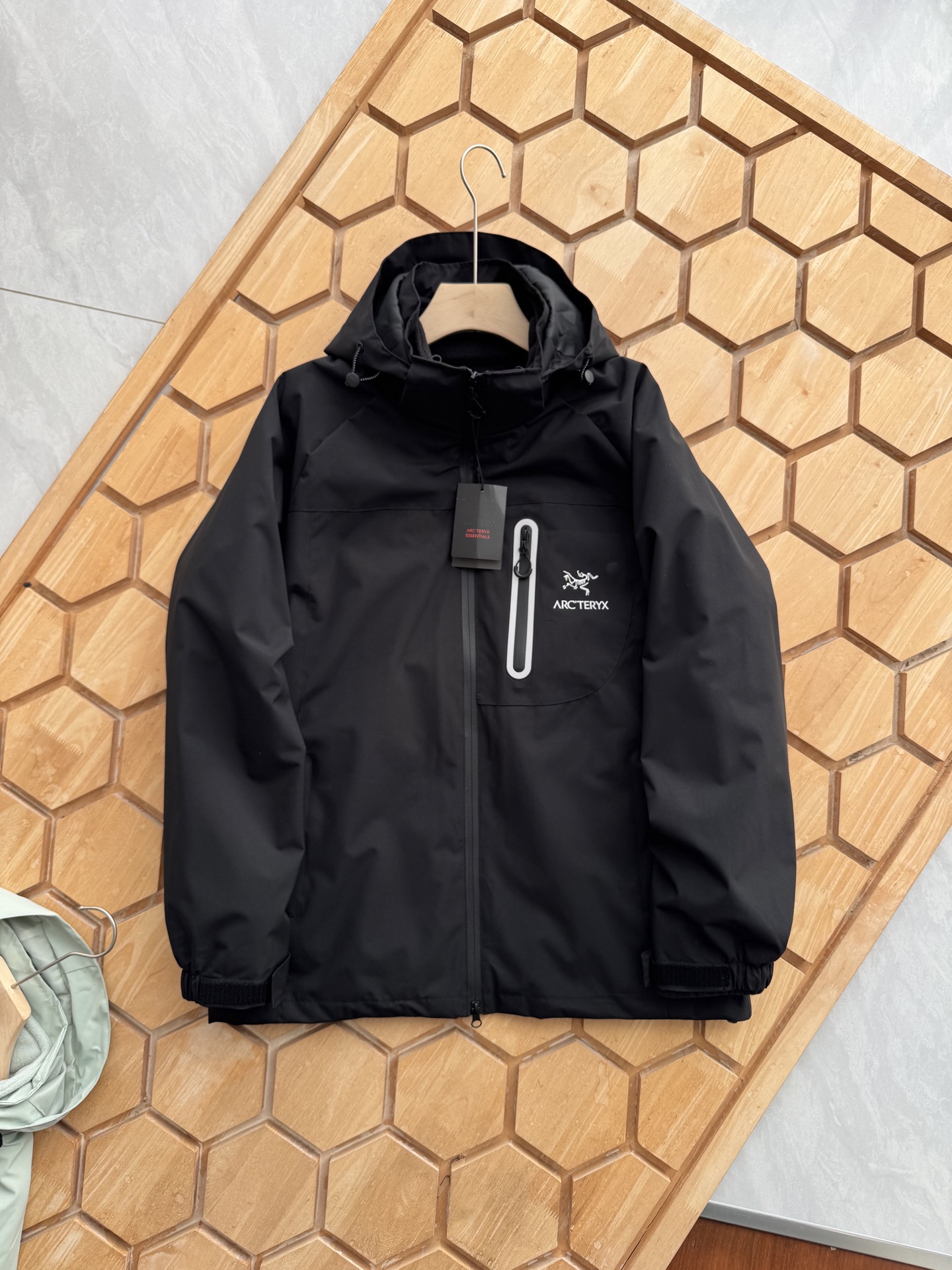 Arc'teryx 原單防水衝鋒衣 男款連帽設計雙色拼接風格| 7 Arc'teryx 原單防水衝鋒衣 男款連帽設計雙色拼接風格