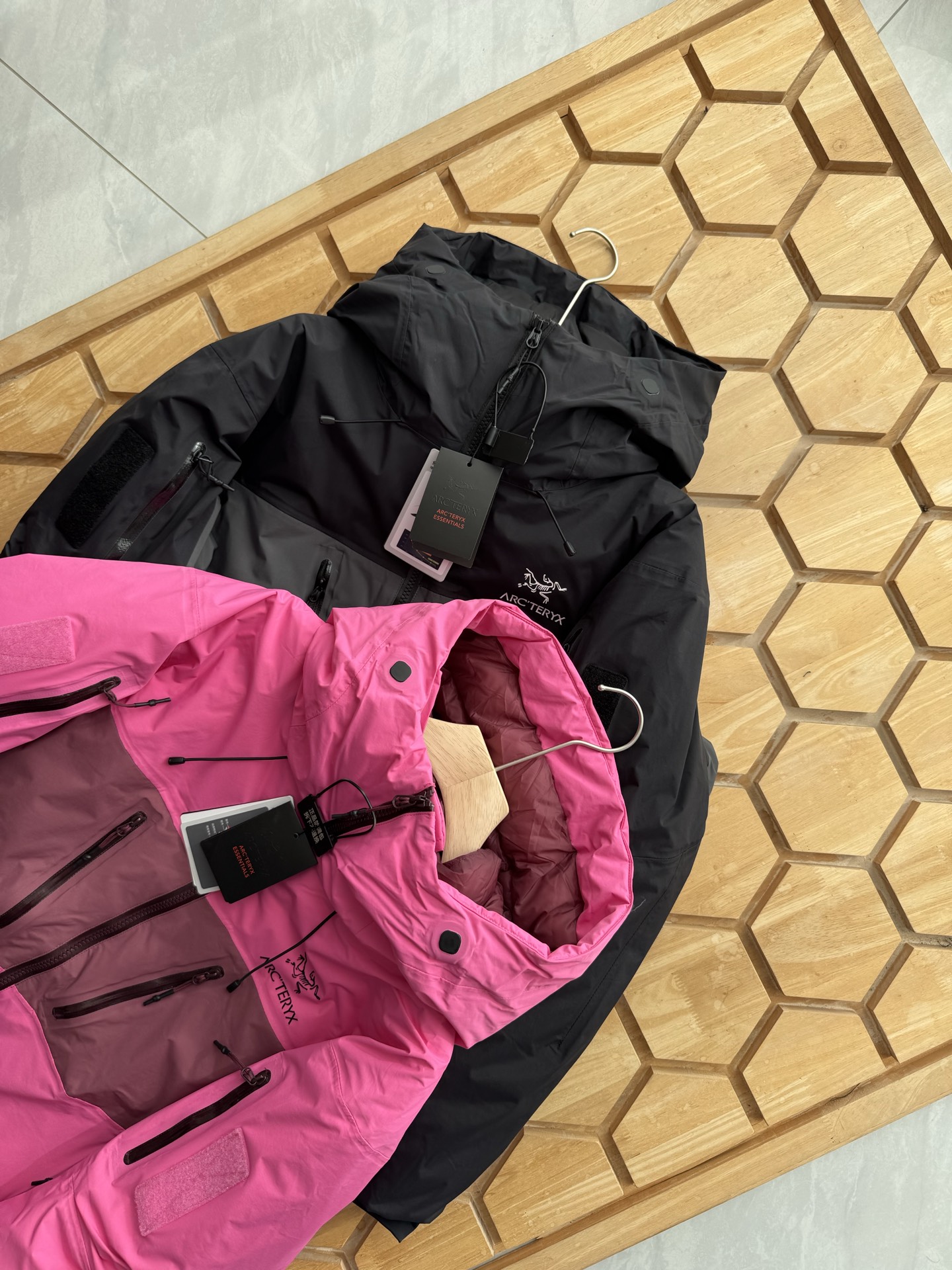Arc'teryx 高仿亮粉色連帽羽绒衝鋒衣 女款街頭機能感時尚選擇| 14 Arc'teryx 高仿亮粉色連帽羽绒衝鋒衣 女款街頭機能感時尚選擇