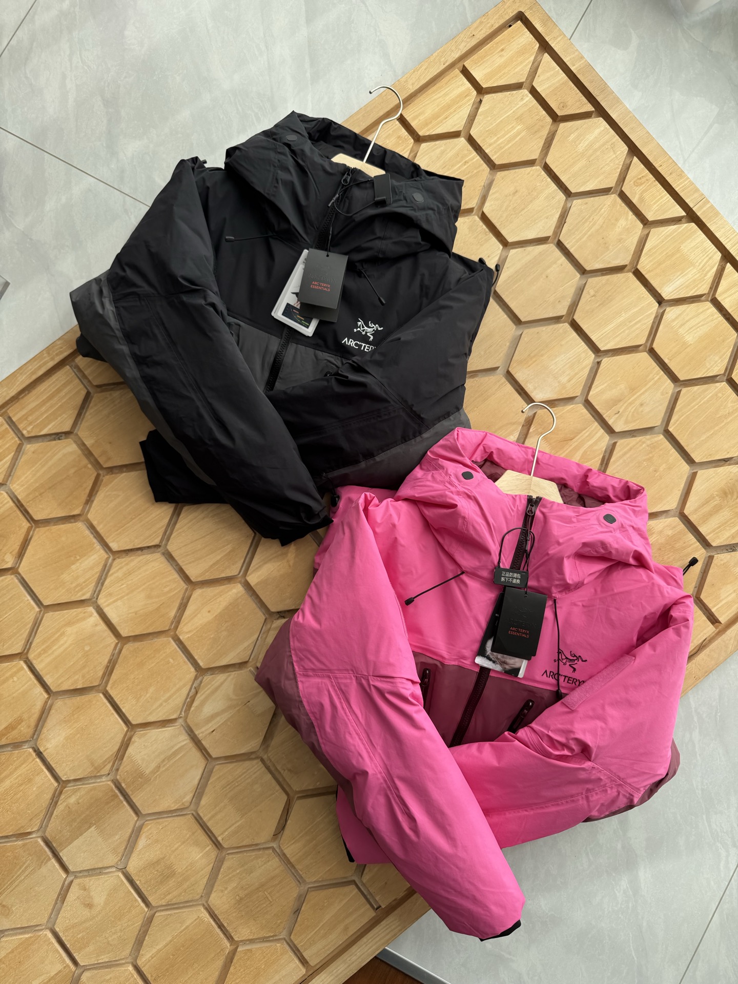 Arc'teryx 高仿亮粉色連帽羽绒衝鋒衣 女款街頭機能感時尚選擇| 13 Arc'teryx 高仿亮粉色連帽羽绒衝鋒衣 女款街頭機能感時尚選擇