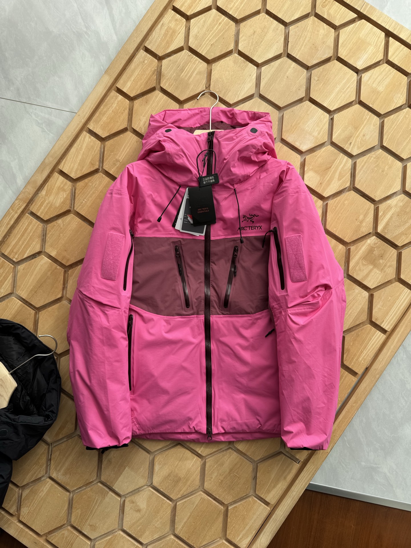 Arc'teryx 高仿亮粉色連帽羽绒衝鋒衣 女款街頭機能感時尚選擇| 12 Arc'teryx 高仿亮粉色連帽羽绒衝鋒衣 女款街頭機能感時尚選擇