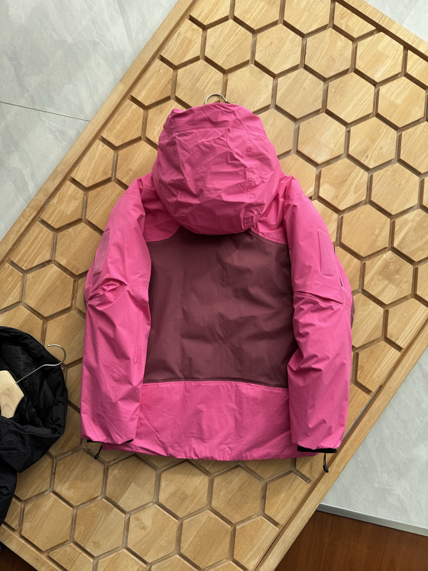 Arc'teryx 高仿亮粉色連帽羽绒衝鋒衣 女款街頭機能感時尚選擇| 11 Arc'teryx 高仿亮粉色連帽羽绒衝鋒衣 女款街頭機能感時尚選擇
