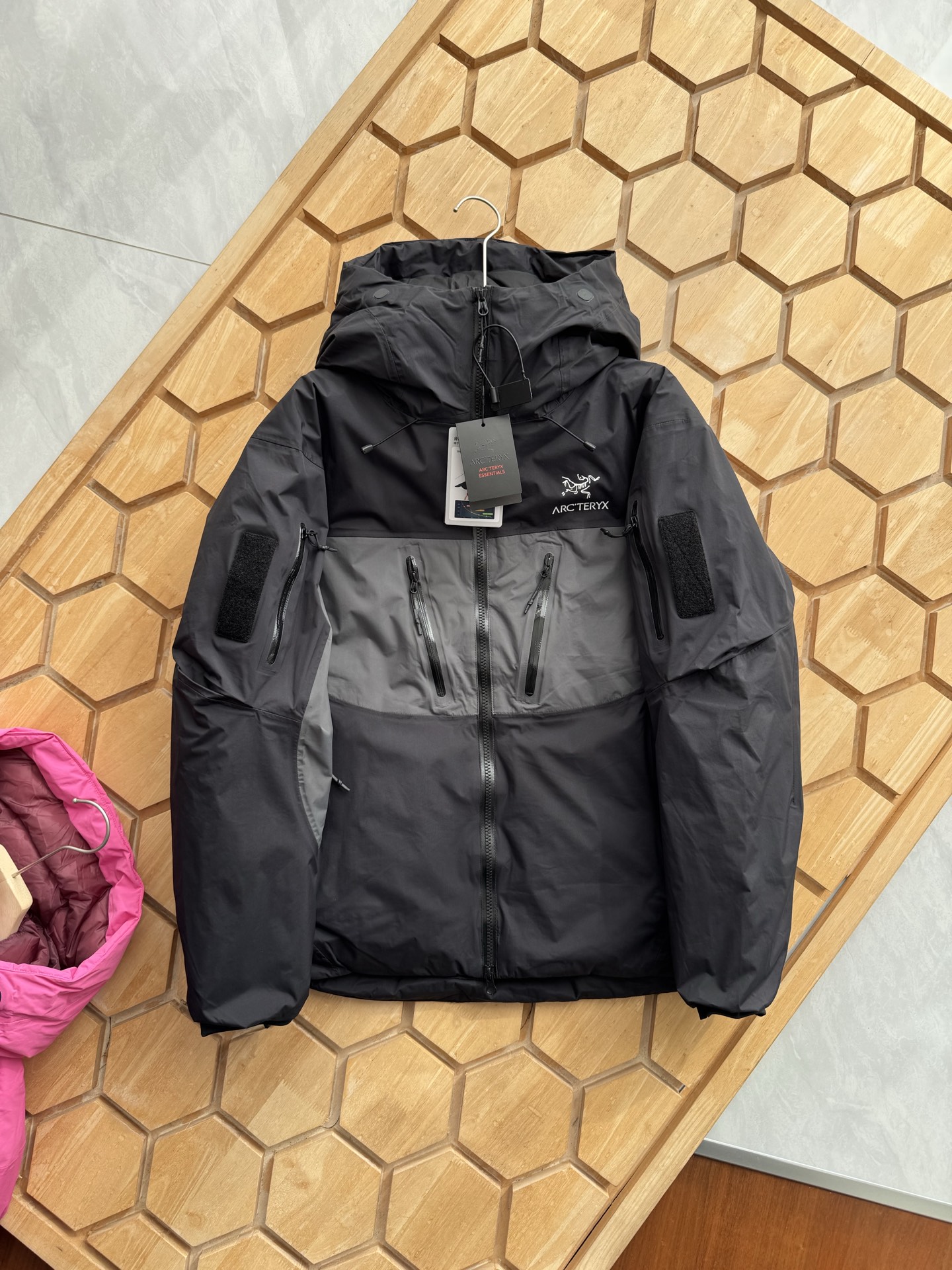 Arc'teryx 高仿亮粉色連帽羽绒衝鋒衣 女款街頭機能感時尚選擇| 10 Arc'teryx 高仿亮粉色連帽羽绒衝鋒衣 女款街頭機能感時尚選擇