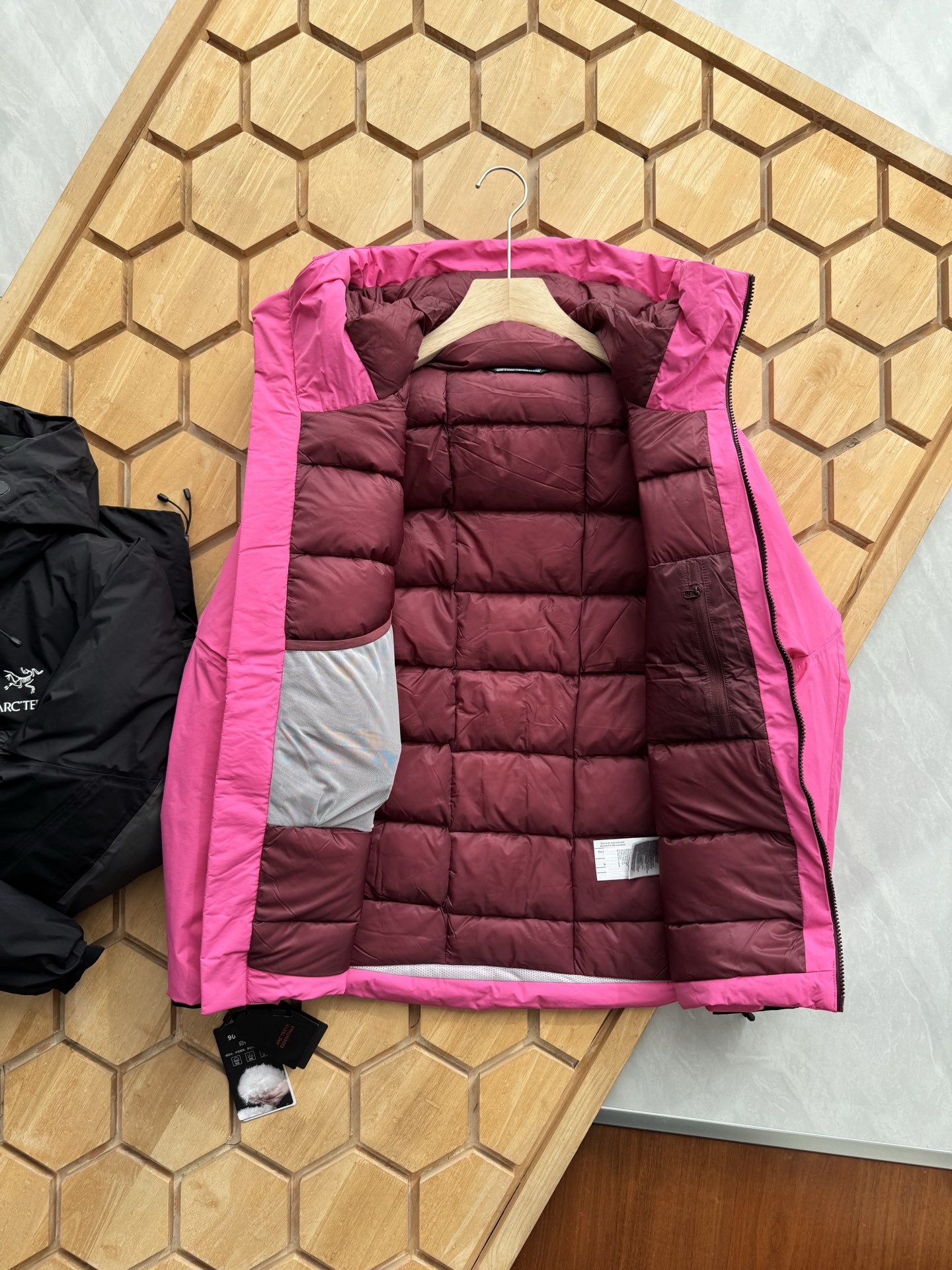 Arc'teryx 高仿亮粉色連帽羽绒衝鋒衣 女款街頭機能感時尚選擇| 9 Arc'teryx 高仿亮粉色連帽羽绒衝鋒衣 女款街頭機能感時尚選擇