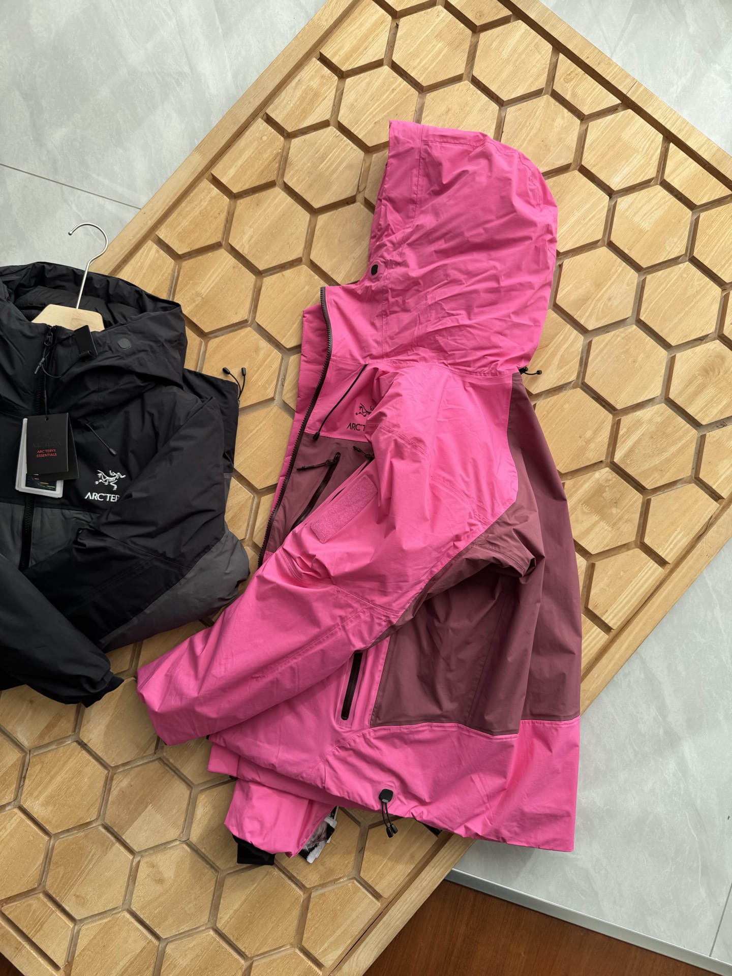 Arc'teryx 高仿亮粉色連帽羽绒衝鋒衣 女款街頭機能感時尚選擇| 8 Arc'teryx 高仿亮粉色連帽羽绒衝鋒衣 女款街頭機能感時尚選擇
