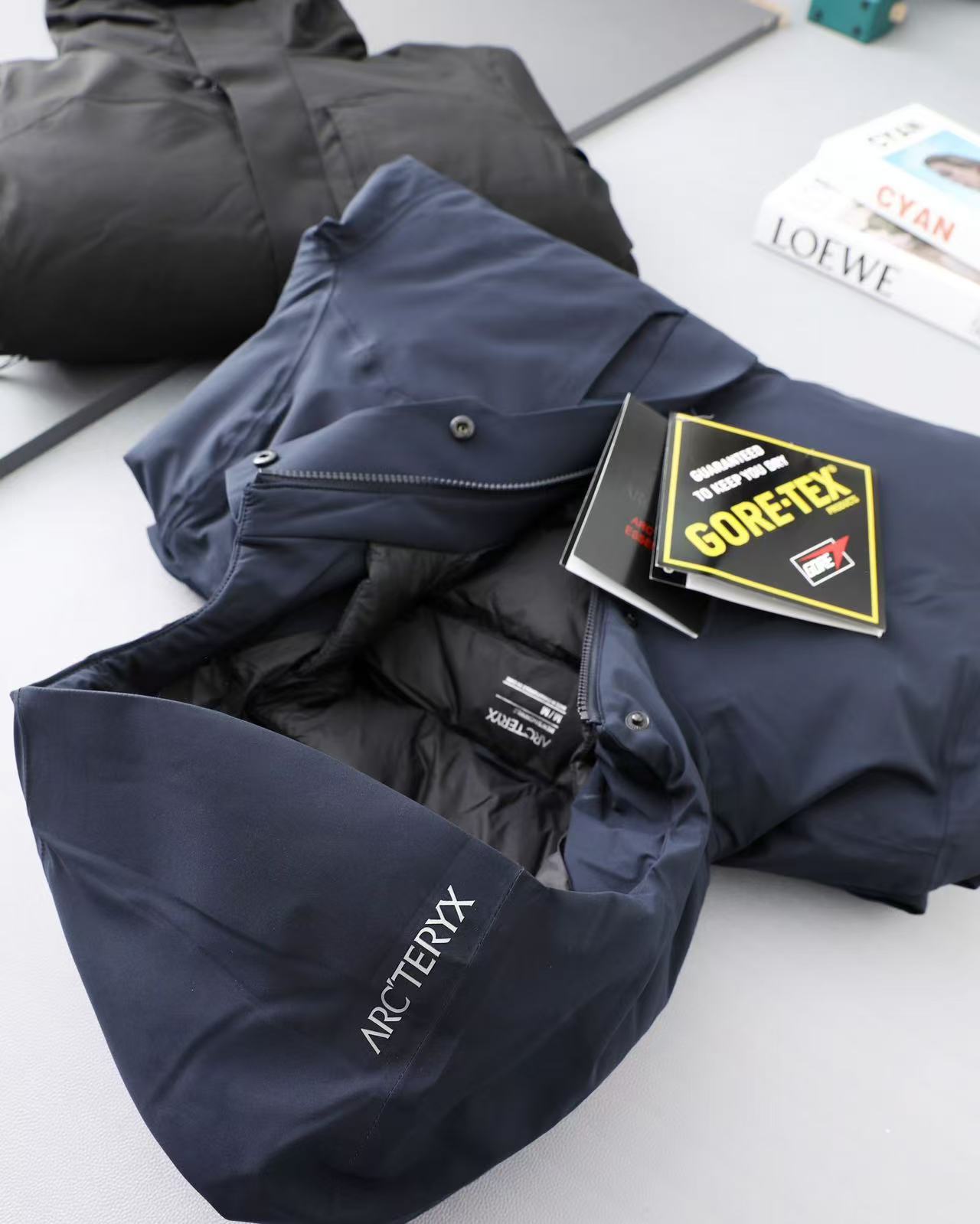 Arc'teryx A貨中長版連帽羽絨外套 黑與藏青防風保暖長版男裝| 9 Arc'teryx A貨中長版連帽羽絨外套 黑與藏青防風保暖長版男裝