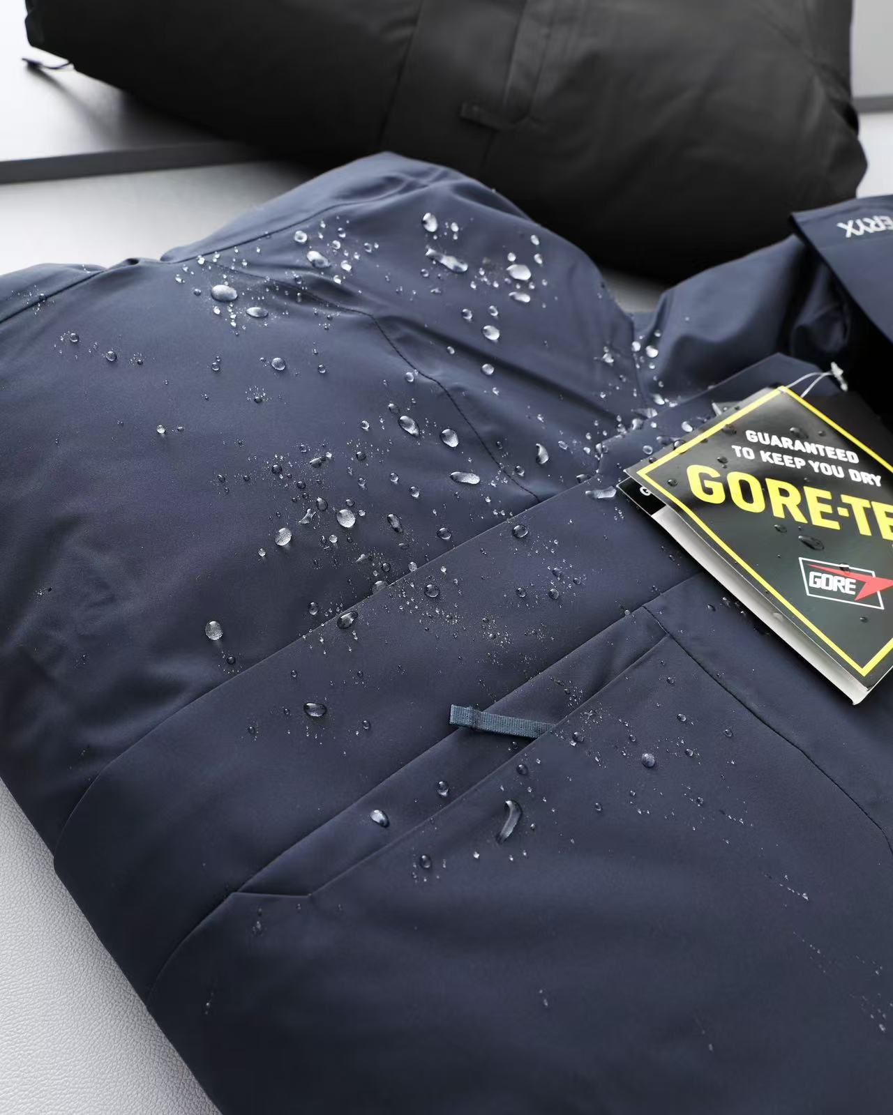 Arc'teryx A貨中長版連帽羽絨外套 黑與藏青防風保暖長版男裝| 8 Arc'teryx A貨中長版連帽羽絨外套 黑與藏青防風保暖長版男裝