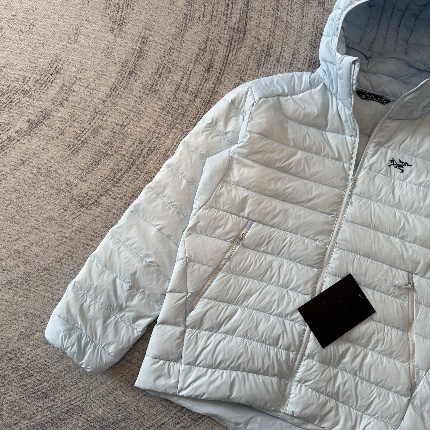 Arc'teryx 高仿黑色連帽羽絨外套 經典輕量防風款式| 17 Arc'teryx 高仿黑色連帽羽絨外套 經典輕量防風款式