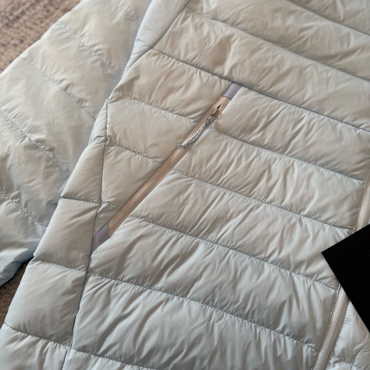 Arc'teryx 高仿黑色連帽羽絨外套 經典輕量防風款式| 16 Arc'teryx 高仿黑色連帽羽絨外套 經典輕量防風款式