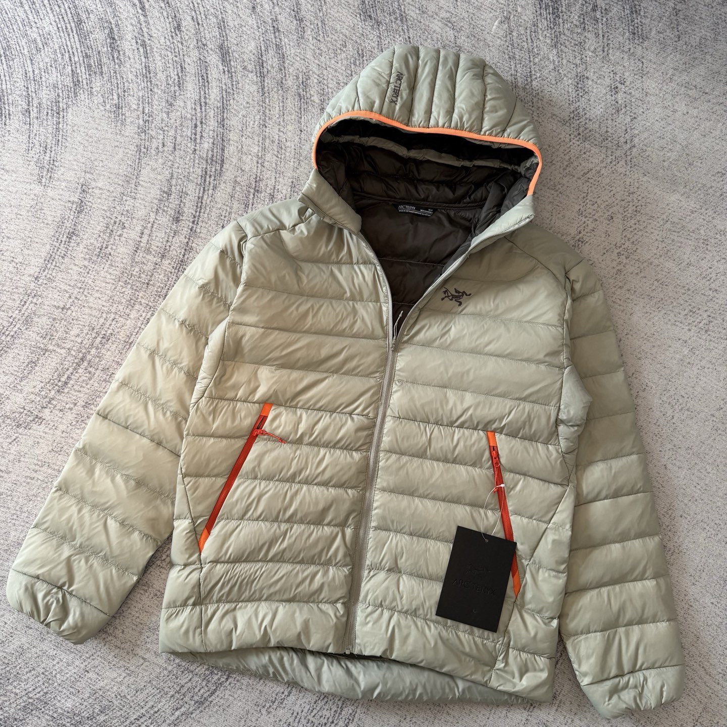 Arc'teryx 高仿黑色連帽羽絨外套 經典輕量防風款式| 14 Arc'teryx 高仿黑色連帽羽絨外套 經典輕量防風款式