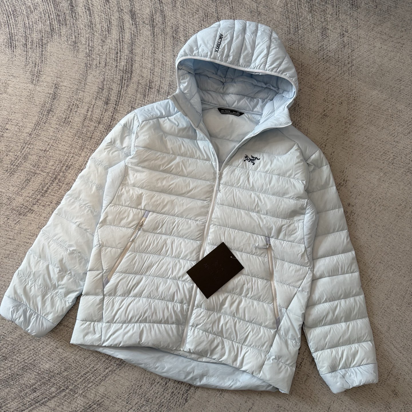 Arc'teryx 高仿黑色連帽羽絨外套 經典輕量防風款式| 13 Arc'teryx 高仿黑色連帽羽絨外套 經典輕量防風款式