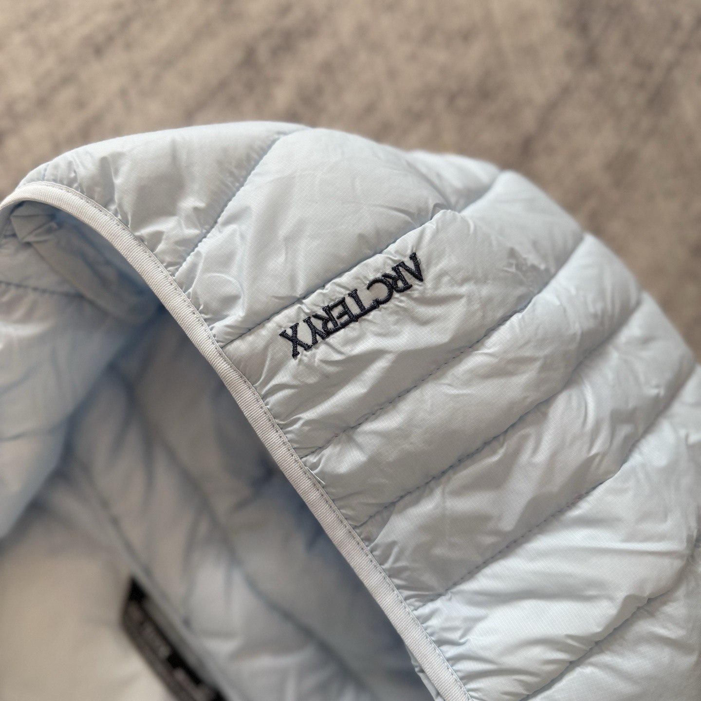 Arc'teryx 高仿黑色連帽羽絨外套 經典輕量防風款式| 11 Arc'teryx 高仿黑色連帽羽絨外套 經典輕量防風款式