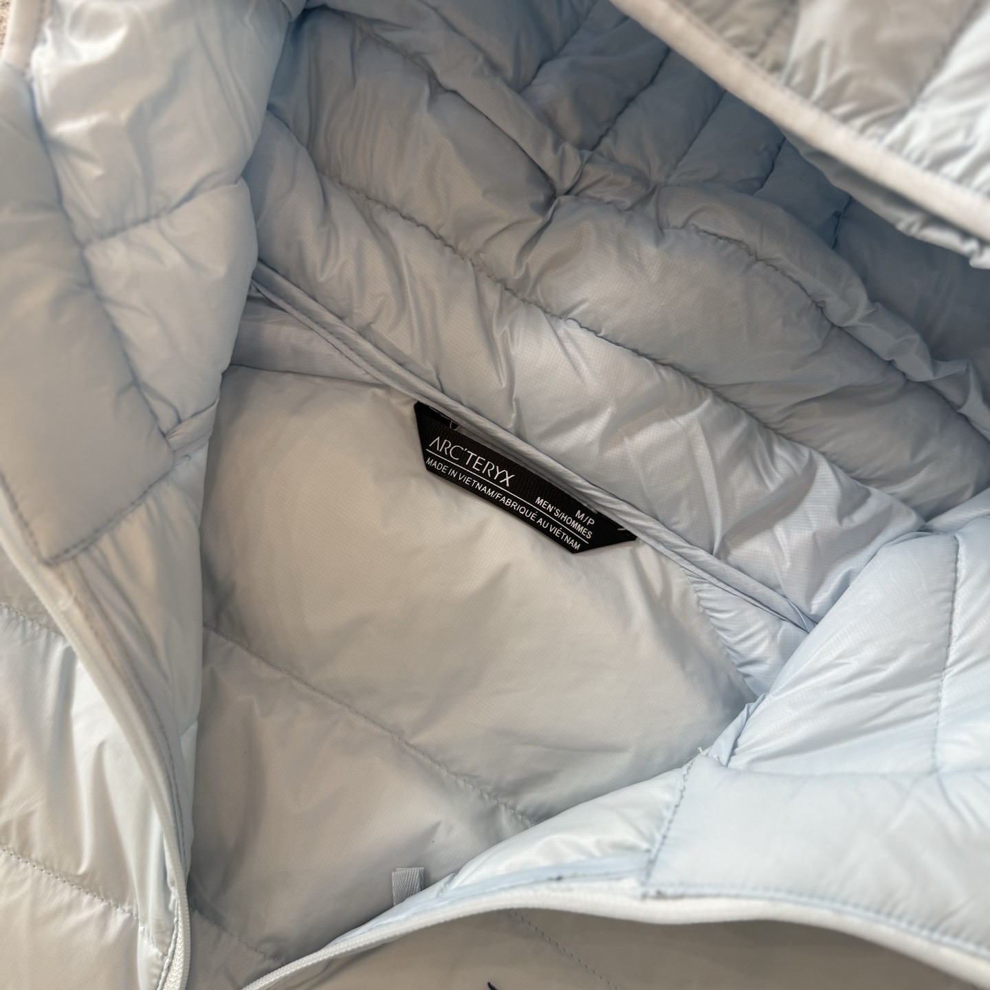 Arc'teryx 高仿黑色連帽羽絨外套 經典輕量防風款式| 10 Arc'teryx 高仿黑色連帽羽絨外套 經典輕量防風款式