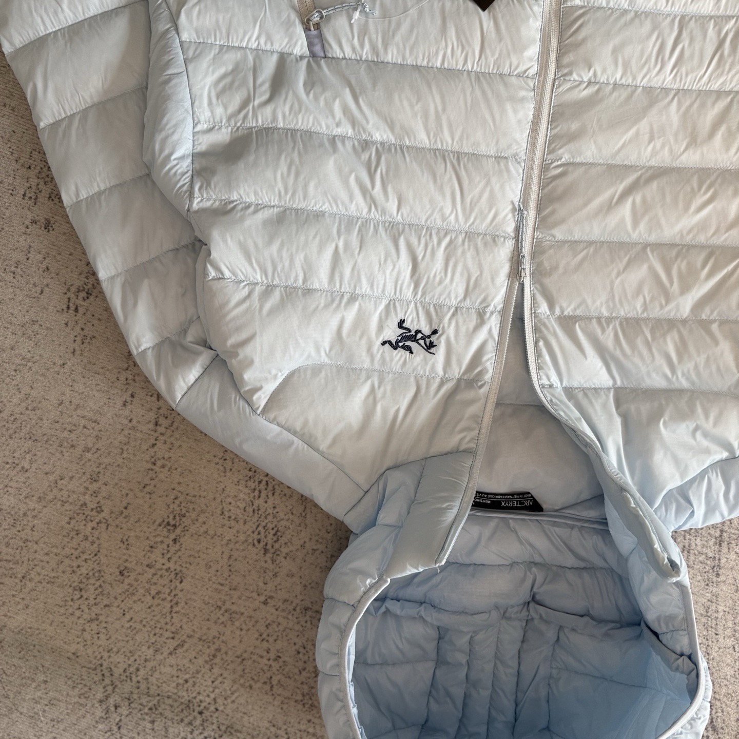 Arc'teryx 高仿黑色連帽羽絨外套 經典輕量防風款式| 8 Arc'teryx 高仿黑色連帽羽絨外套 經典輕量防風款式