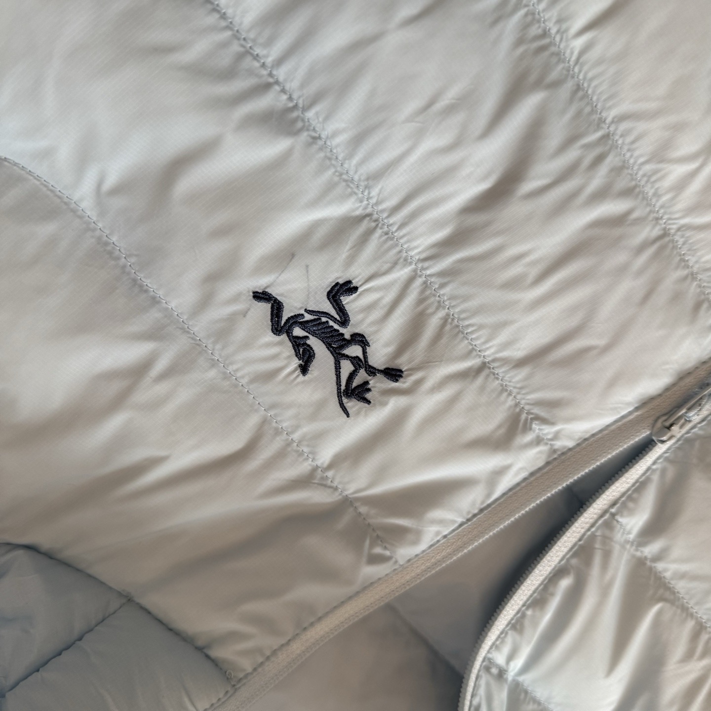Arc'teryx 高仿黑色連帽羽絨外套 經典輕量防風款式| 7 Arc'teryx 高仿黑色連帽羽絨外套 經典輕量防風款式