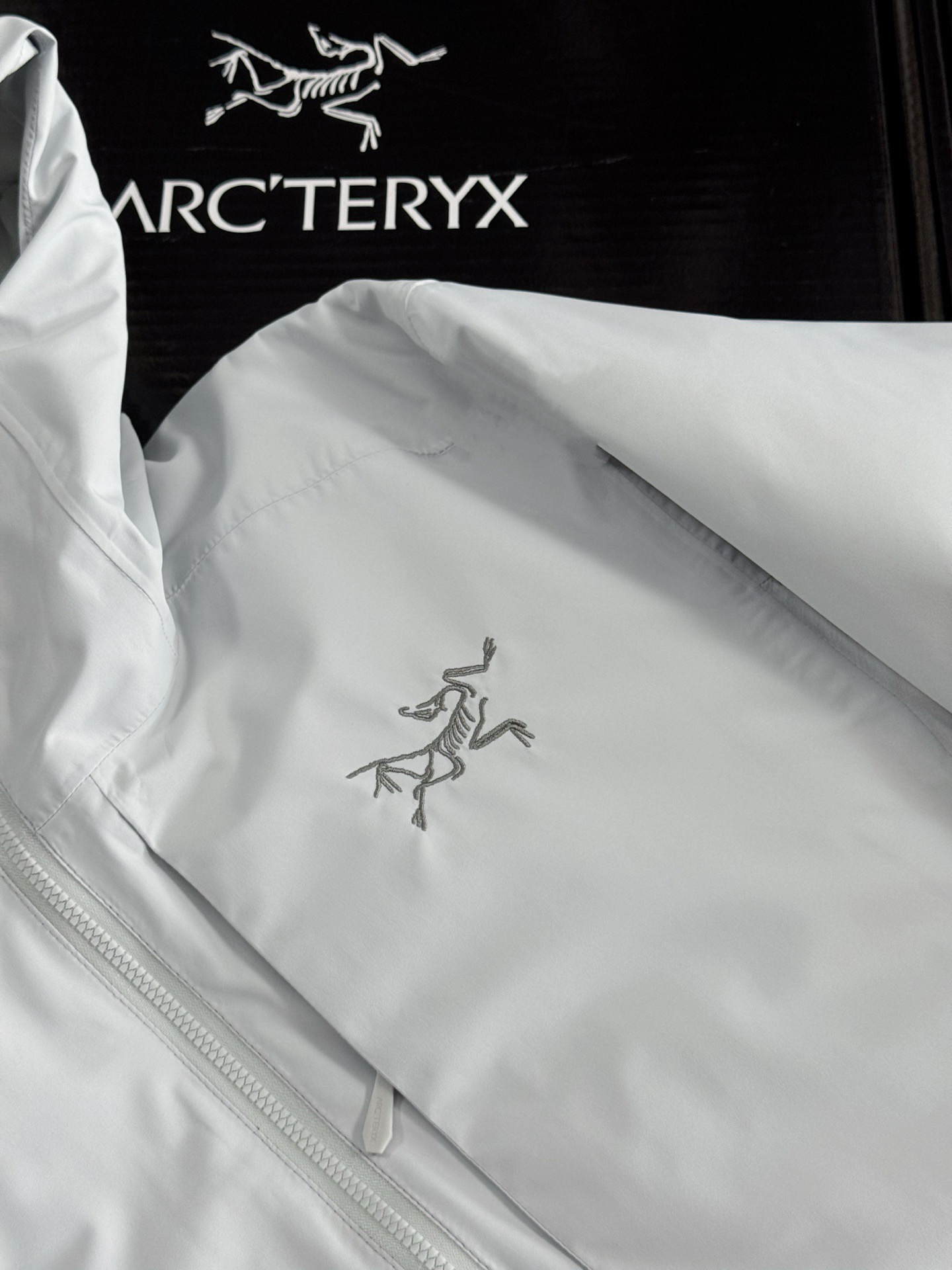 Arc'teryx 一比一防風外套 連帽設計 隱秘灰新色登場| 13 Arc'teryx 一比一防風外套 連帽設計 隱秘灰新色登場