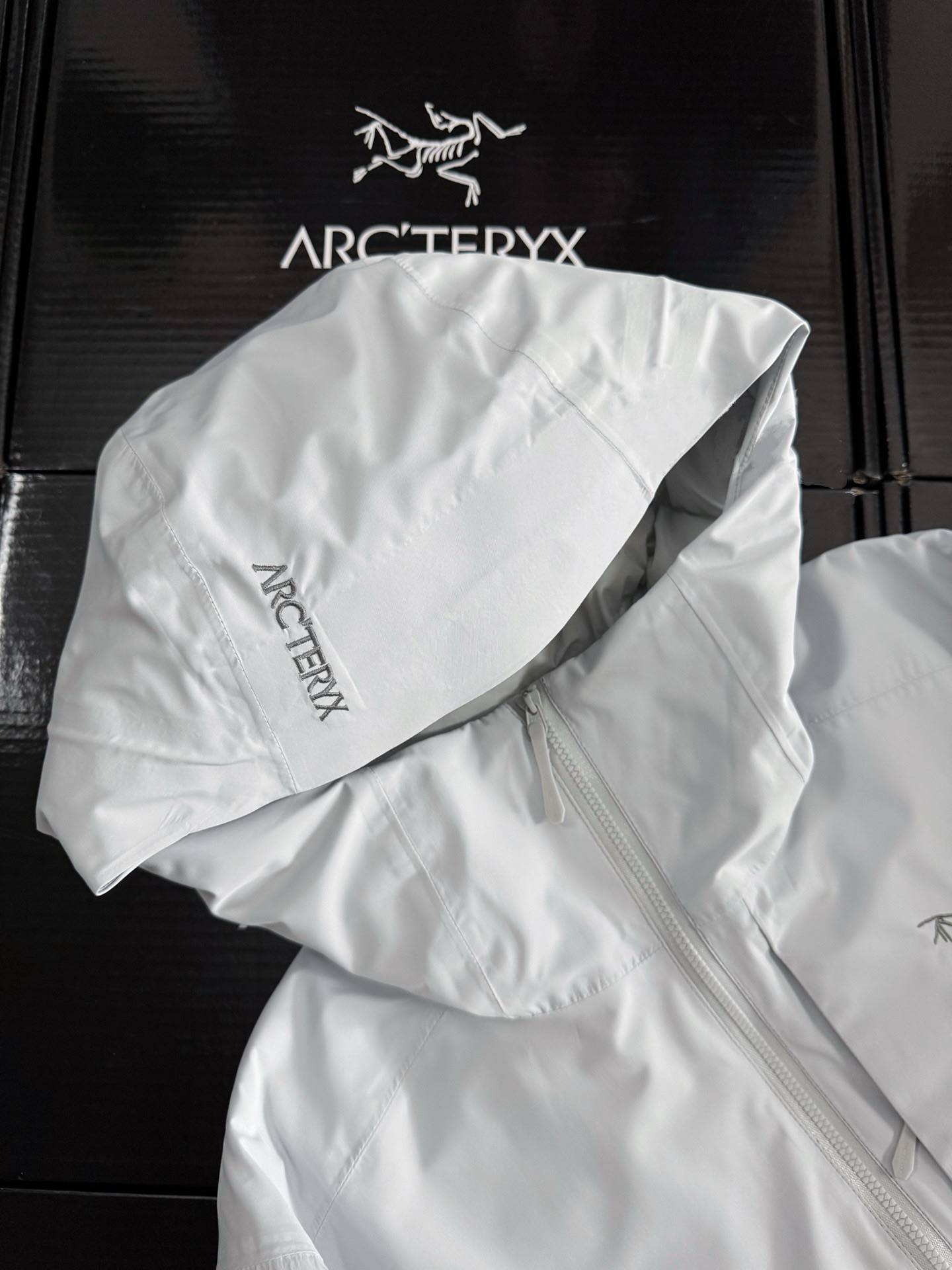 Arc'teryx 一比一防風外套 連帽設計 隱秘灰新色登場| 12 Arc'teryx 一比一防風外套 連帽設計 隱秘灰新色登場
