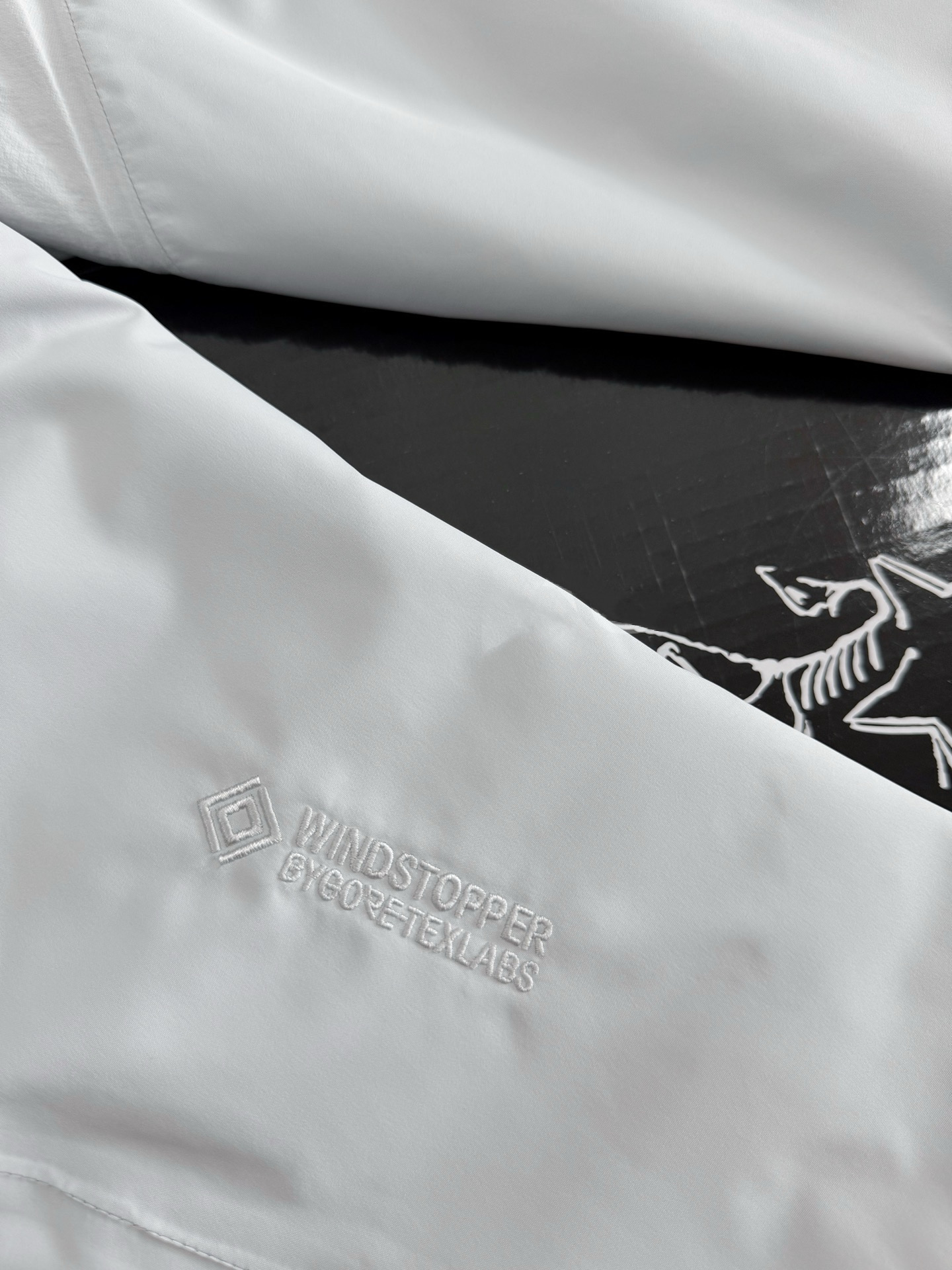 Arc'teryx 一比一防風外套 連帽設計 隱秘灰新色登場| 11 Arc'teryx 一比一防風外套 連帽設計 隱秘灰新色登場