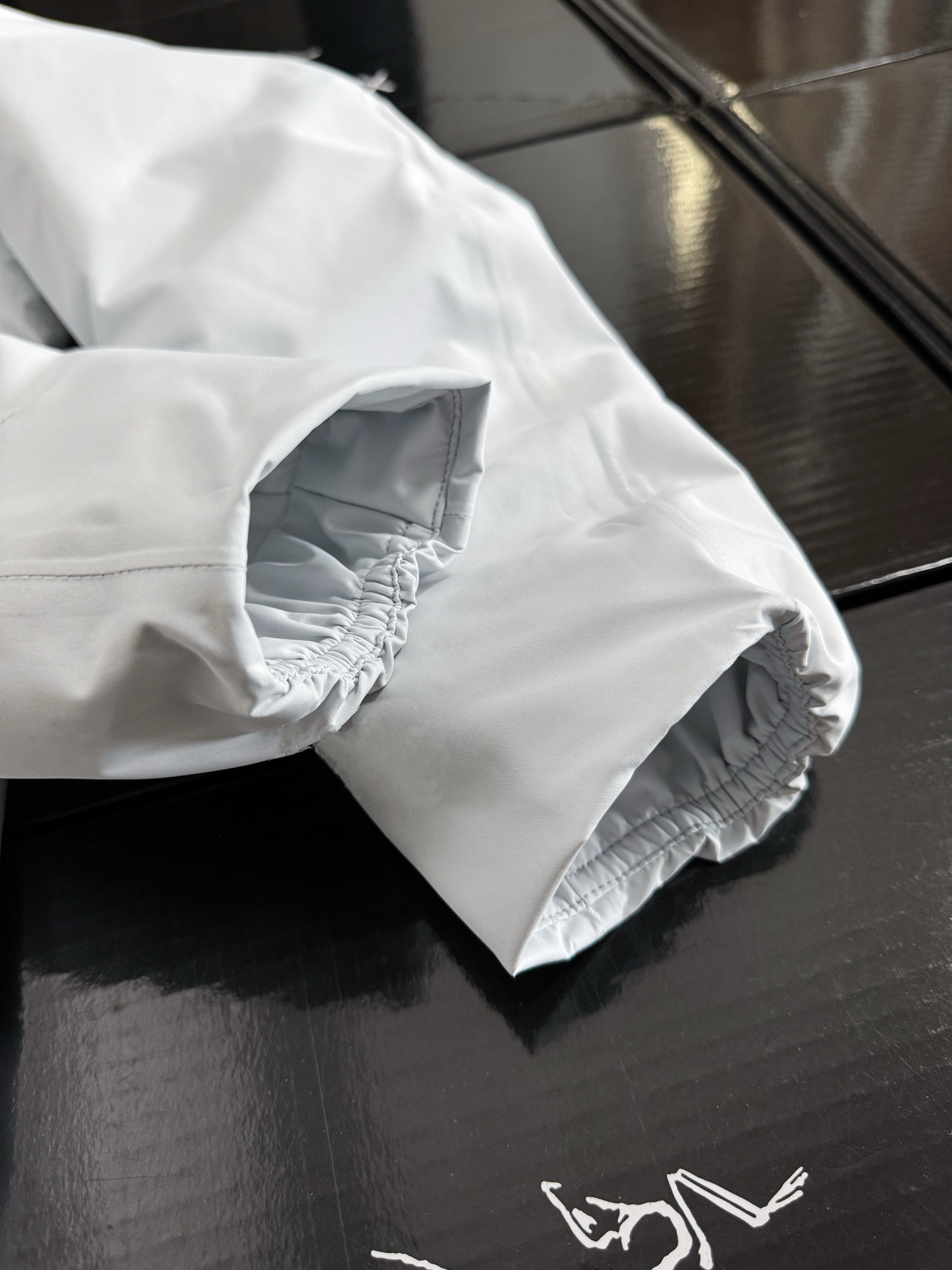 Arc'teryx 一比一防風外套 連帽設計 隱秘灰新色登場| 10 Arc'teryx 一比一防風外套 連帽設計 隱秘灰新色登場