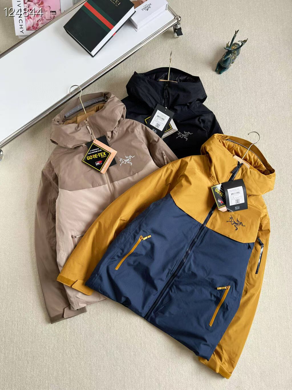 Arc'teryx A貨撞色拼接連帽衝鋒衣 三色選擇 山系造型首選