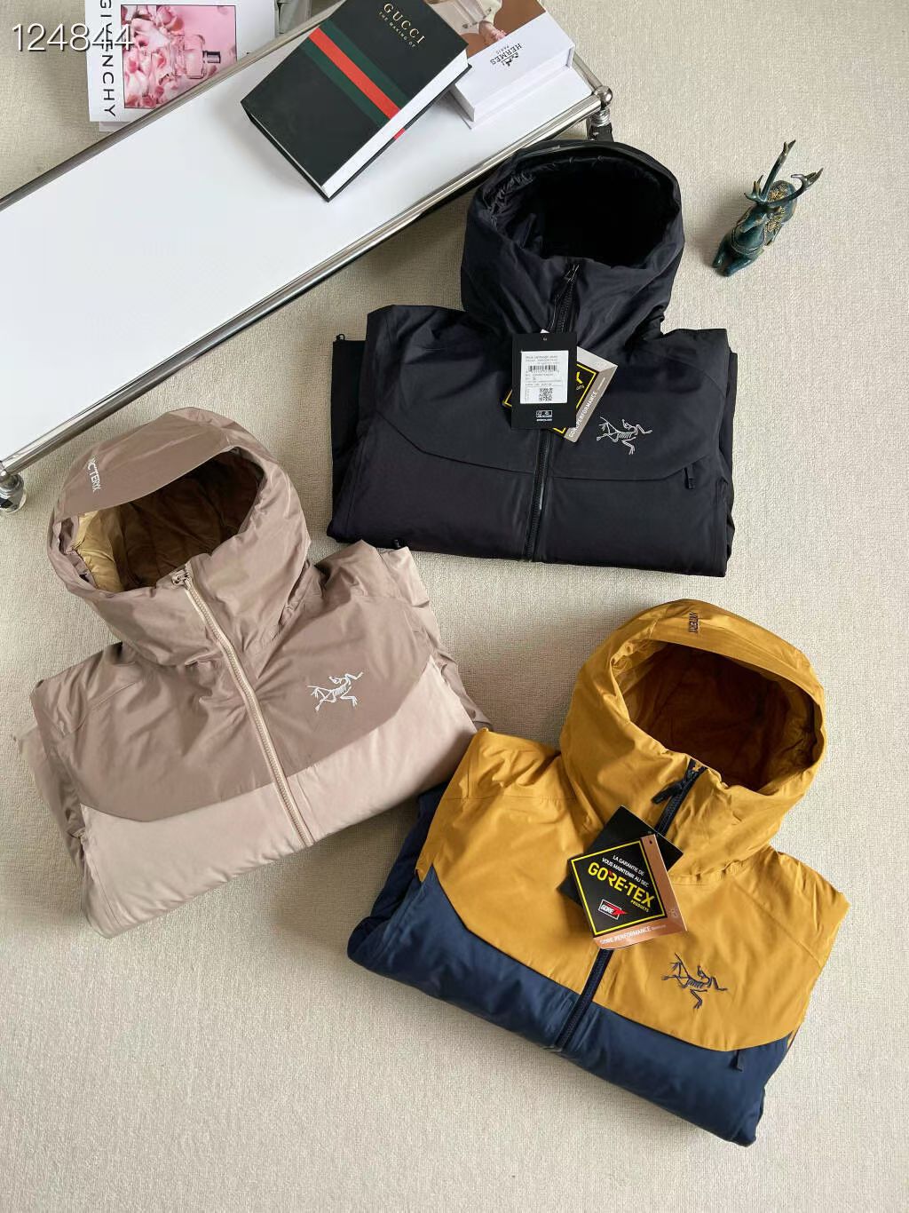 Arc'teryx A貨撞色拼接連帽衝鋒衣 三色選擇 山系造型首選| 10 Arc'teryx A貨撞色拼接連帽衝鋒衣 三色選擇 山系造型首選