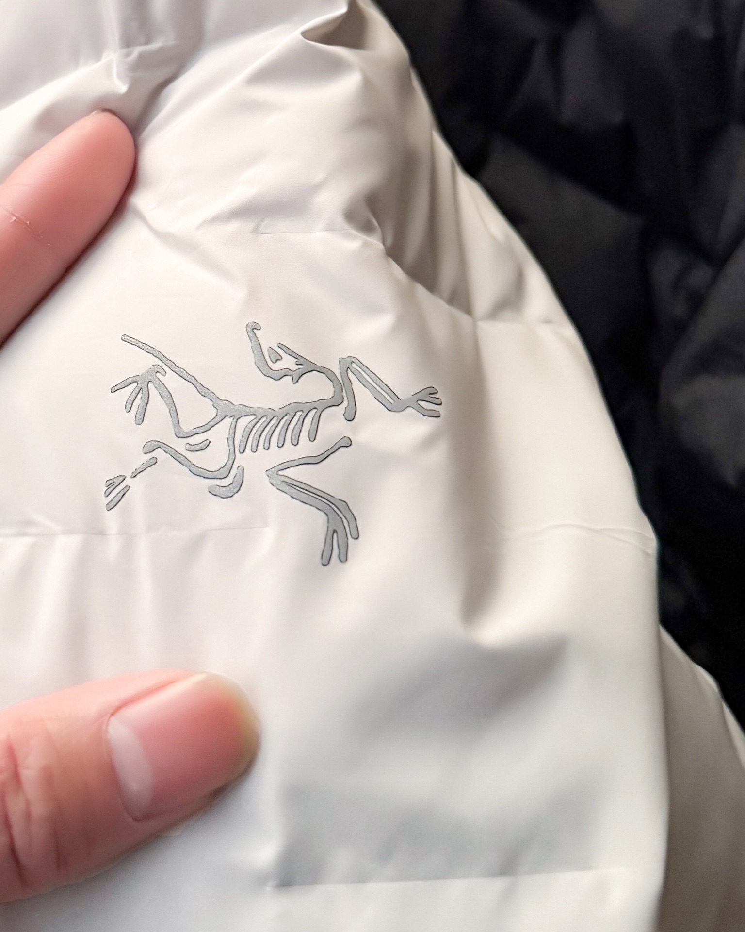 Arc'teryx 原單格紋羽絨外套 男款深灰拼接設計| 9 Arc'teryx 原單格紋羽絨外套 男款深灰拼接設計