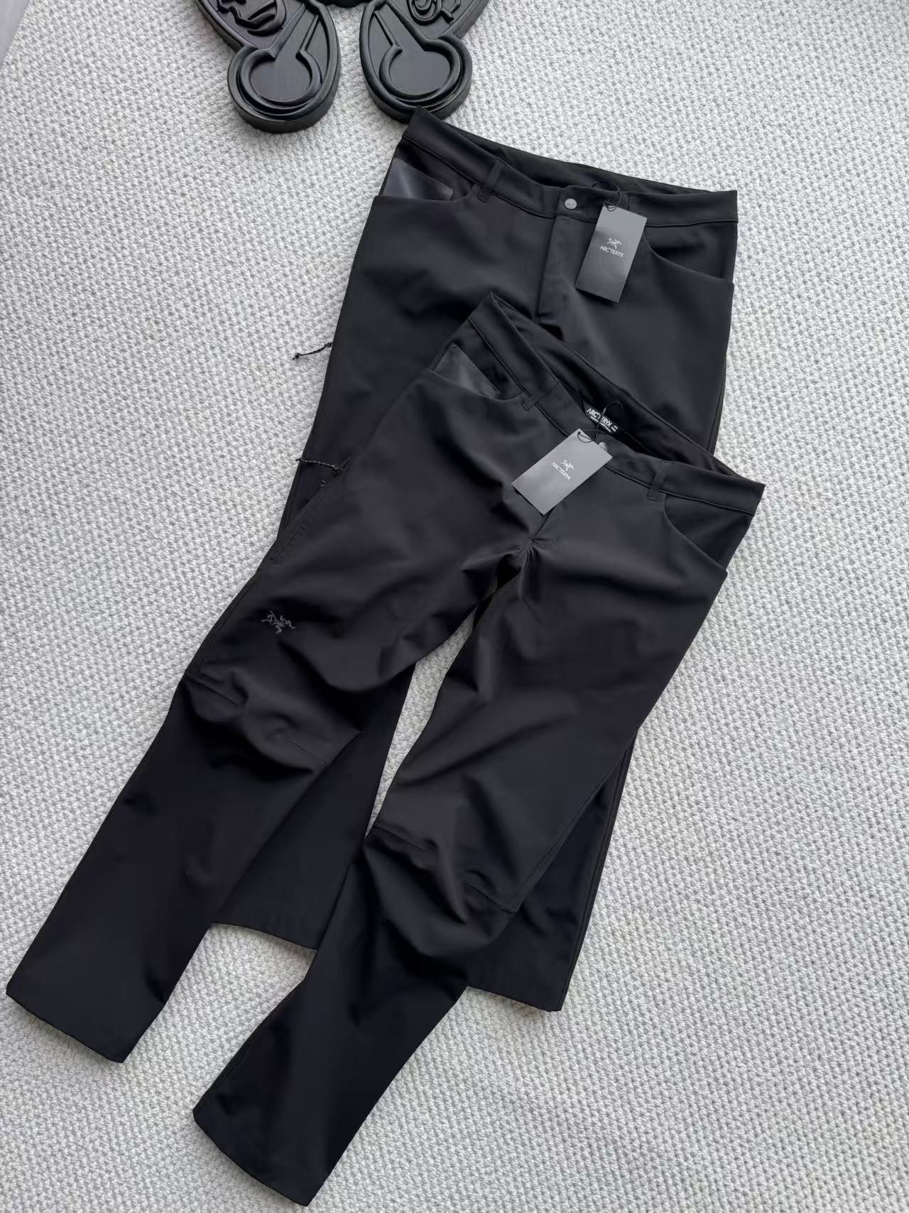 Arc'teryx 高仿男士黑色軟殼褲 彈性修身剪裁款 戶外機能風