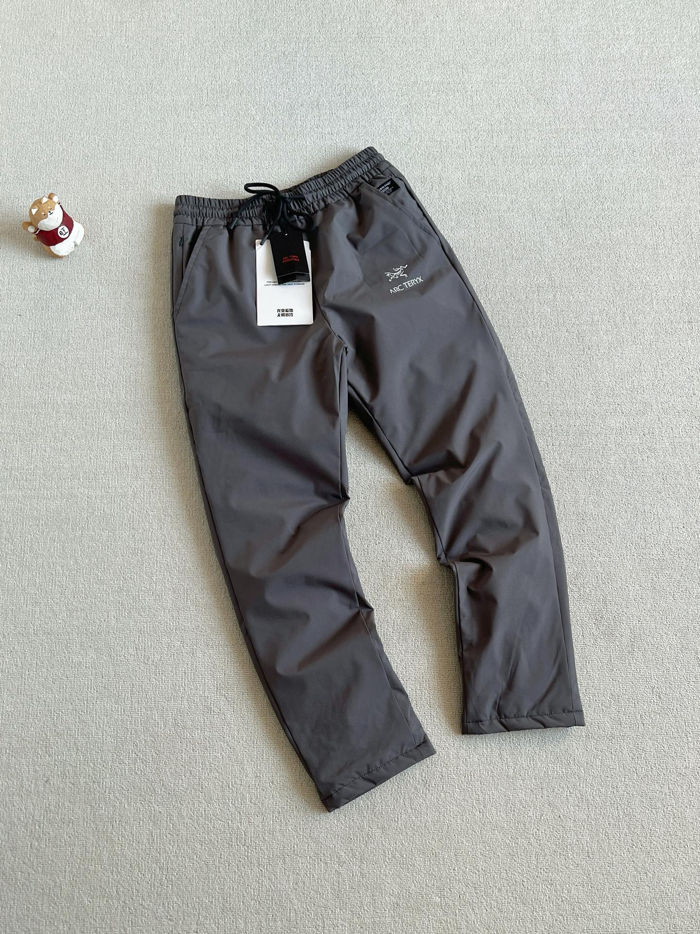 Arc'teryx 高仿灰色抽繩束口褲 男士輕量快乾款 休閒機能風