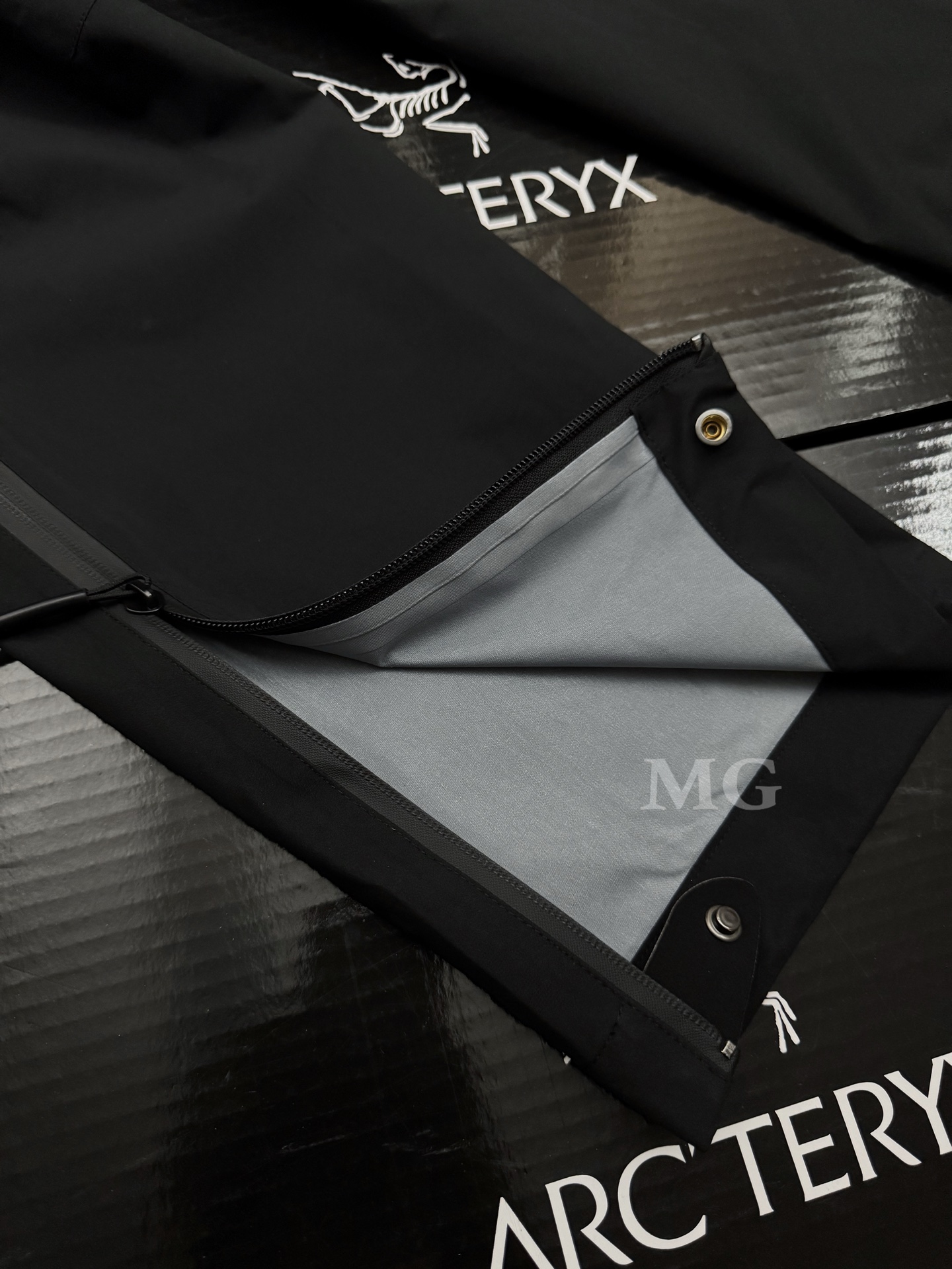 Arc'teryx 高仿黑色直筒拉鍊長褲 雙側貼袋設計 防潑水面料| 11 Arc'teryx 高仿黑色直筒拉鍊長褲 雙側貼袋設計 防潑水面料