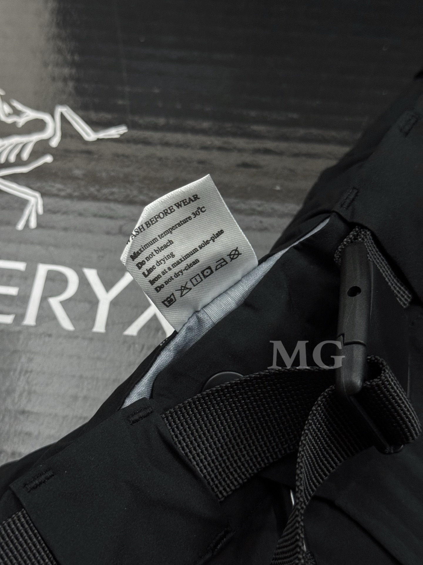 Arc'teryx 高仿黑色直筒拉鍊長褲 雙側貼袋設計 防潑水面料| 9 Arc'teryx 高仿黑色直筒拉鍊長褲 雙側貼袋設計 防潑水面料