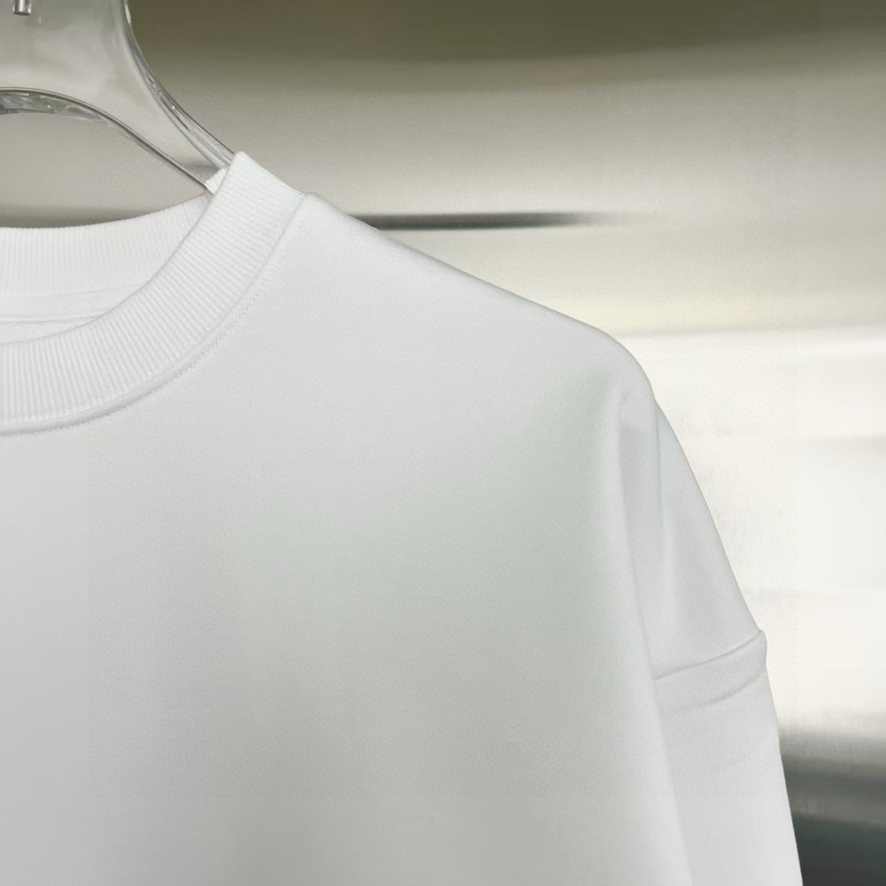 Balenciaga高仿男士圓領衛衣 白色塗鴉設計 潮流感徽章款人氣推薦| 10 Balenciaga高仿男士圓領衛衣 白色塗鴉設計 潮流感徽章款人氣推薦