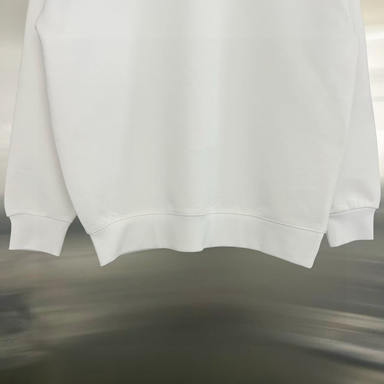Balenciaga高仿男士圓領衛衣 白色塗鴉設計 潮流感徽章款人氣推薦| 7 Balenciaga高仿男士圓領衛衣 白色塗鴉設計 潮流感徽章款人氣推薦
