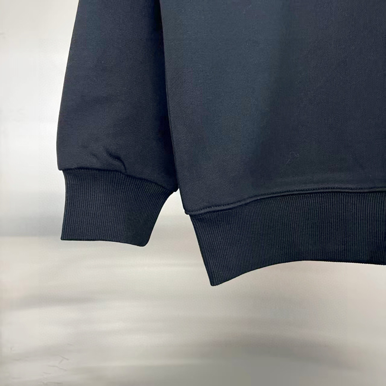 Balenciaga精品仿製男士圓領衛衣 黑底綠流線logo 潮流必備單品| 8 Balenciaga精品仿製男士圓領衛衣 黑底綠流線logo 潮流必備單品