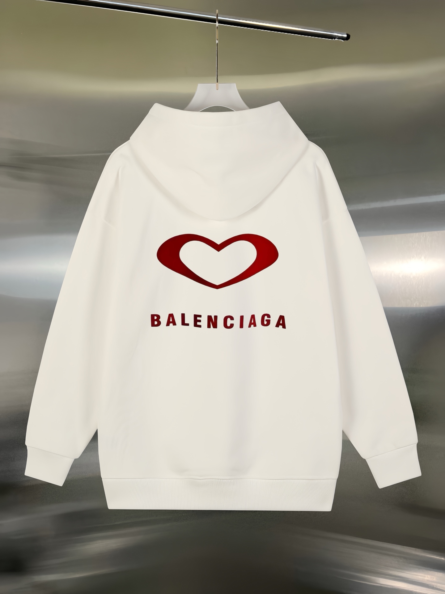 Balenciaga高仿男士白色連帽衛衣 愛心品牌標誌設計 甜酷風穿搭款| 11 Balenciaga高仿男士白色連帽衛衣 愛心品牌標誌設計 甜酷風穿搭款