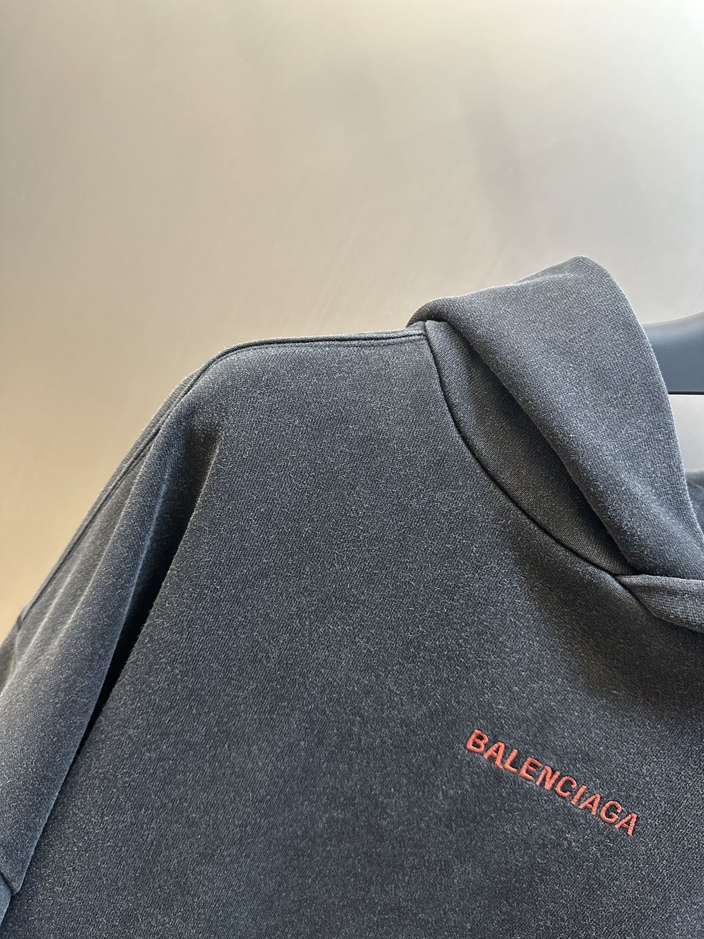 Balenciaga高仿男士連帽衛衣簡約風格街頭潮流款| 13 Balenciaga高仿男士連帽衛衣簡約風格街頭潮流款