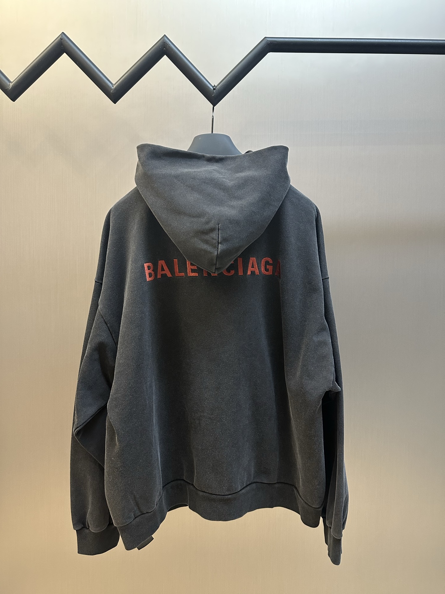 Balenciaga高仿男士連帽衛衣簡約風格街頭潮流款| 8 Balenciaga高仿男士連帽衛衣簡約風格街頭潮流款