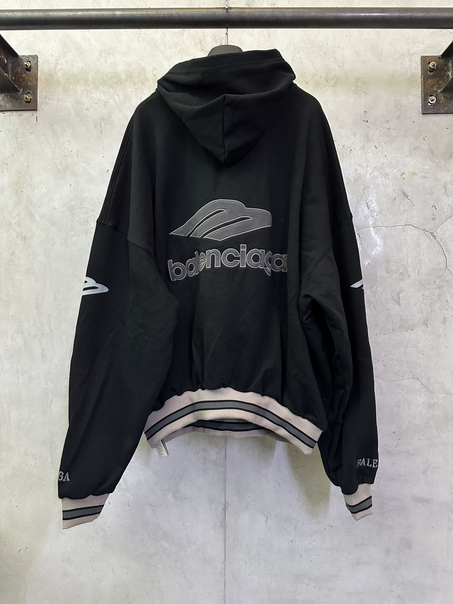 Balenciaga高仿男士連帽衛衣徽章設計厚磅棉質拼接潮款| 14 Balenciaga高仿男士連帽衛衣徽章設計厚磅棉質拼接潮款