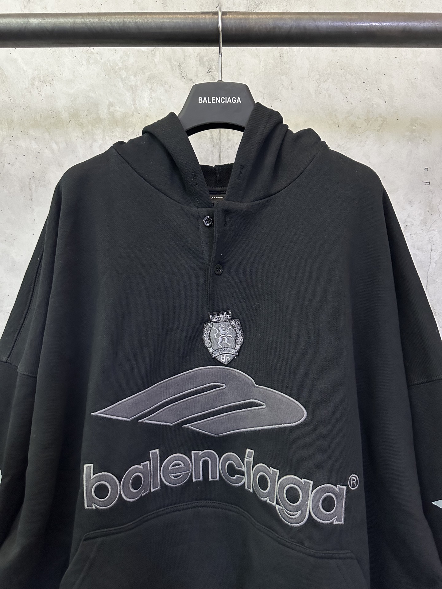 Balenciaga高仿男士連帽衛衣徽章設計厚磅棉質拼接潮款| 13 Balenciaga高仿男士連帽衛衣徽章設計厚磅棉質拼接潮款