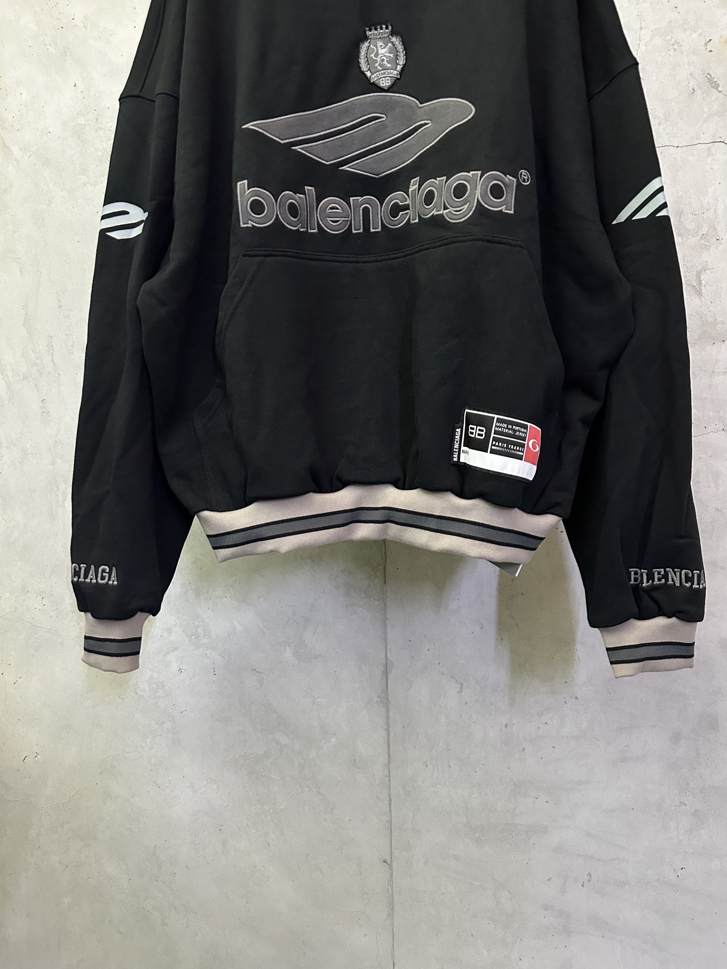 Balenciaga高仿男士連帽衛衣徽章設計厚磅棉質拼接潮款| 12 Balenciaga高仿男士連帽衛衣徽章設計厚磅棉質拼接潮款