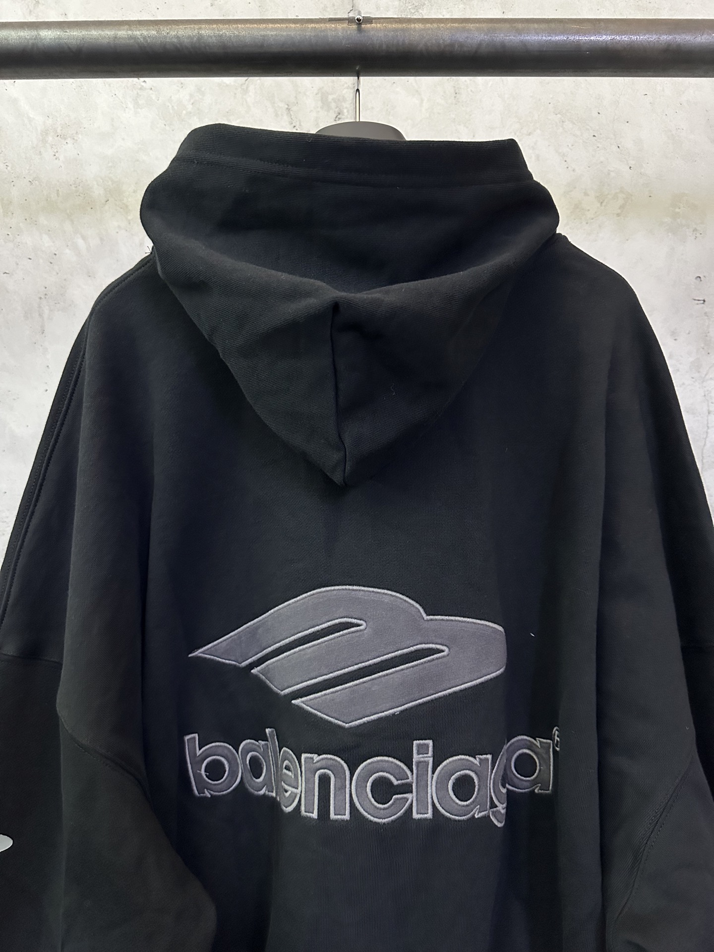 Balenciaga高仿男士連帽衛衣徽章設計厚磅棉質拼接潮款| 11 Balenciaga高仿男士連帽衛衣徽章設計厚磅棉質拼接潮款