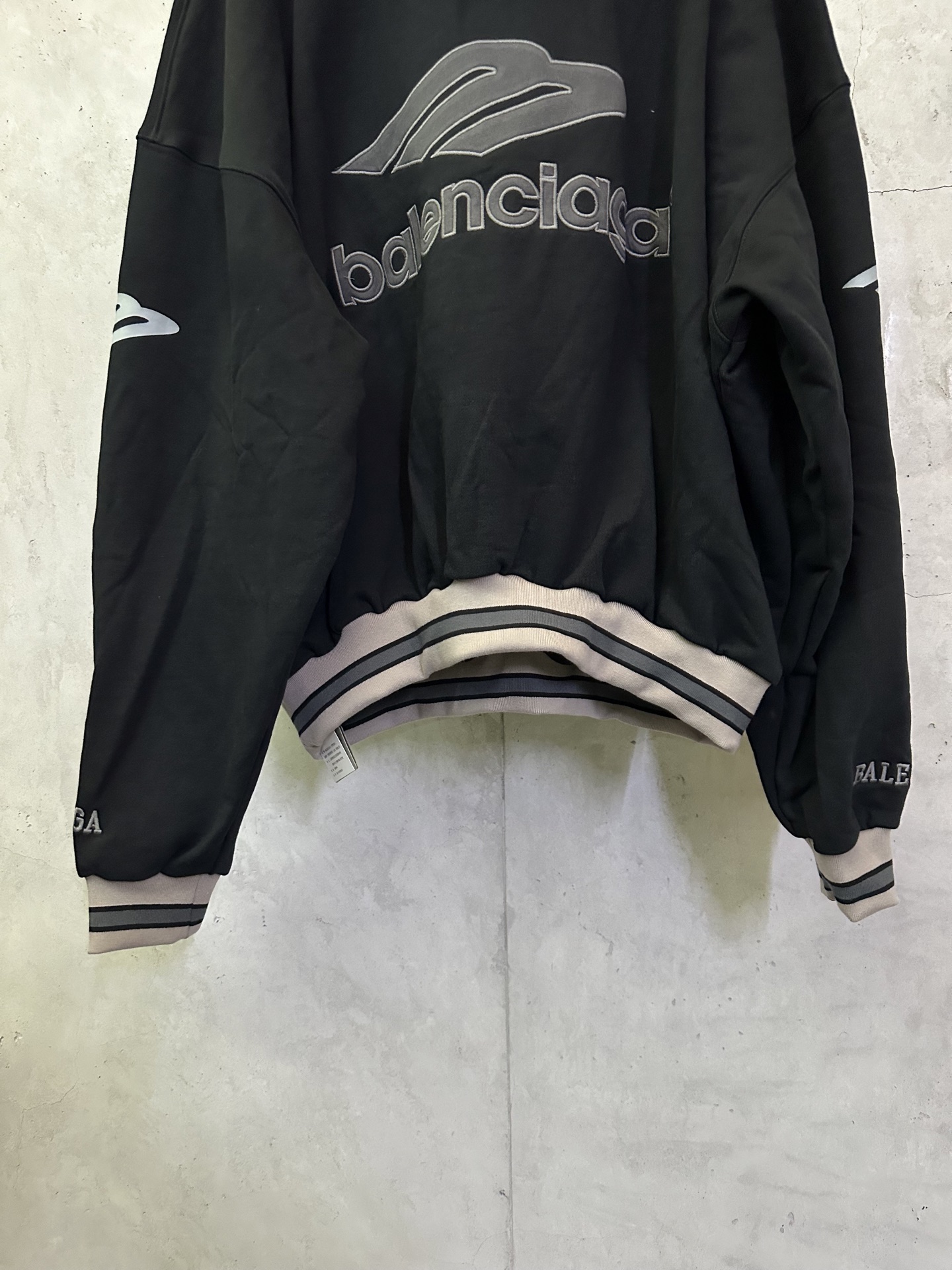 Balenciaga高仿男士連帽衛衣徽章設計厚磅棉質拼接潮款| 10 Balenciaga高仿男士連帽衛衣徽章設計厚磅棉質拼接潮款