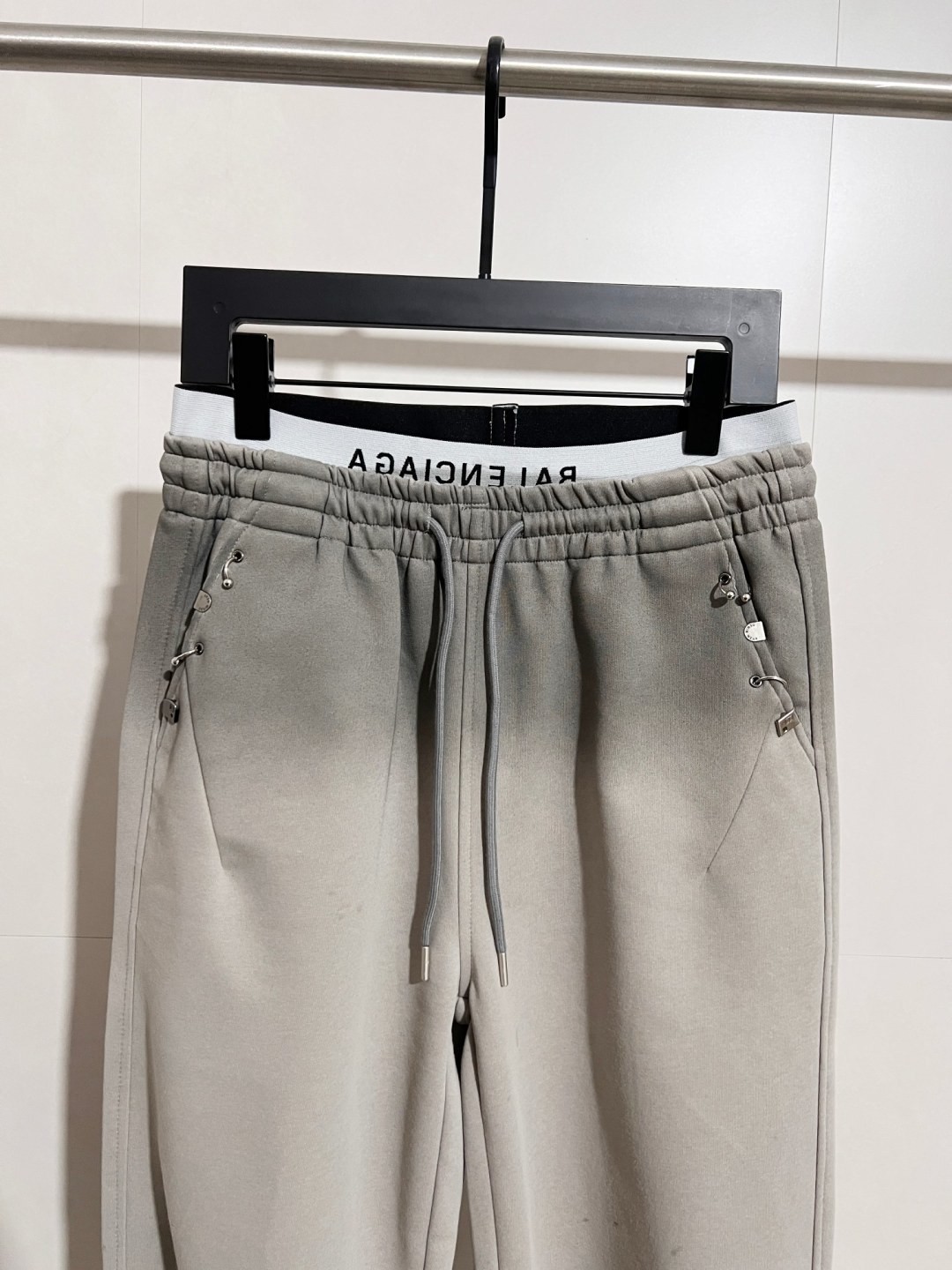 Balenciaga 一比一男士素色休閒長褲 簡約設計百搭實穿款| 13 Balenciaga 一比一男士素色休閒長褲 簡約設計百搭實穿款