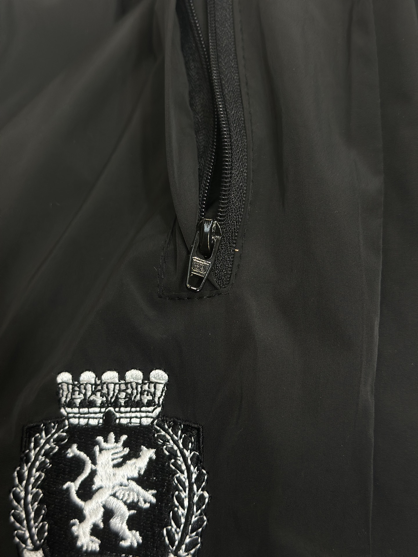 Balenciaga A貨男士刺繡徽章休閒運動褲 防潑水寬版百搭褲款| 15 Balenciaga A貨男士刺繡徽章休閒運動褲 防潑水寬版百搭褲款