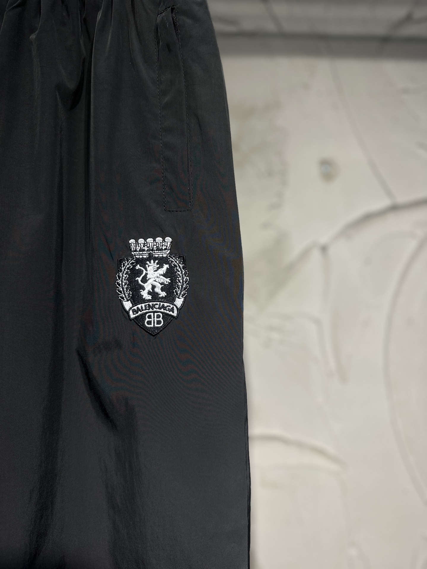 Balenciaga A貨男士刺繡徽章休閒運動褲 防潑水寬版百搭褲款| 11 Balenciaga A貨男士刺繡徽章休閒運動褲 防潑水寬版百搭褲款