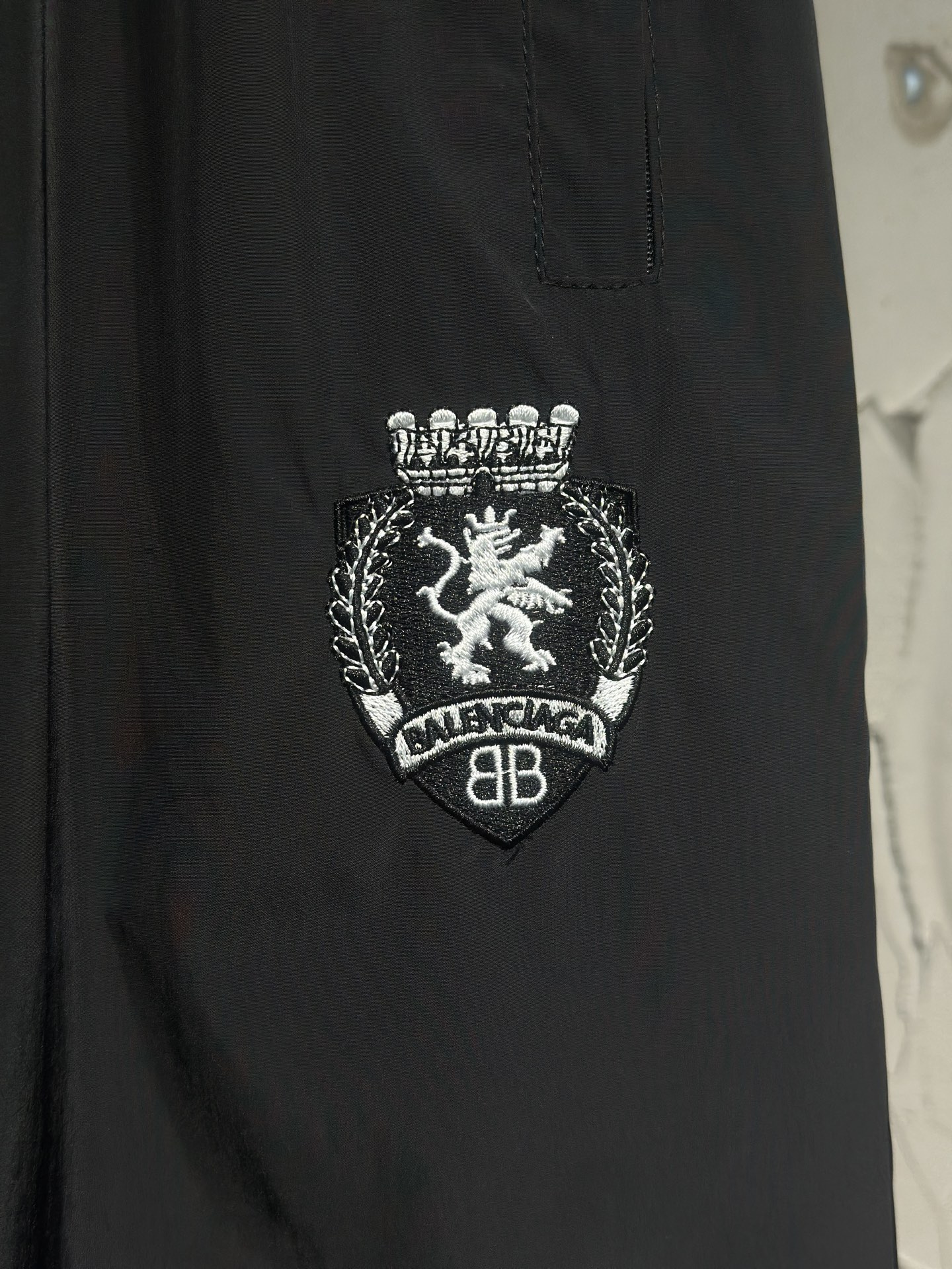 Balenciaga A貨男士刺繡徽章休閒運動褲 防潑水寬版百搭褲款| 10 Balenciaga A貨男士刺繡徽章休閒運動褲 防潑水寬版百搭褲款