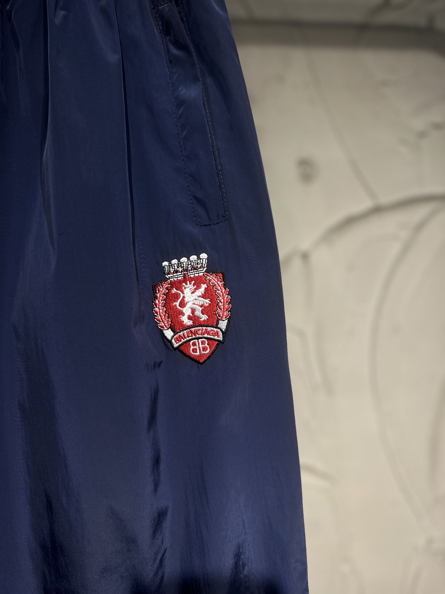 Balenciaga 高仿男士藍色防風運動褲 休閒風格寬版設計| 12 Balenciaga 高仿男士藍色防風運動褲 休閒風格寬版設計