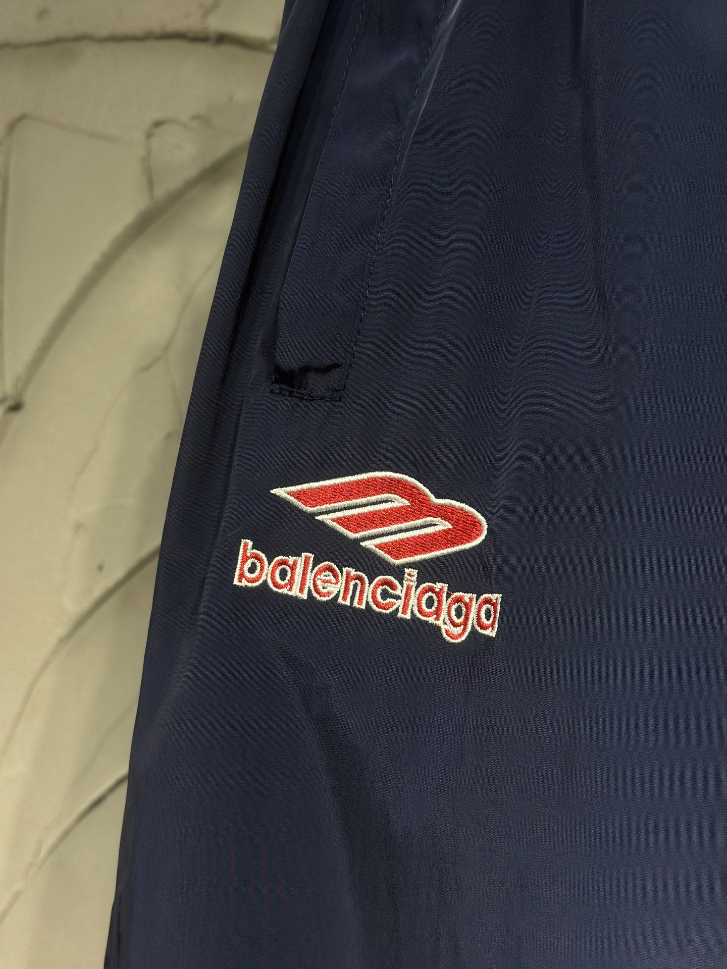 Balenciaga 高仿男士藍色防風運動褲 休閒風格寬版設計| 10 Balenciaga 高仿男士藍色防風運動褲 休閒風格寬版設計