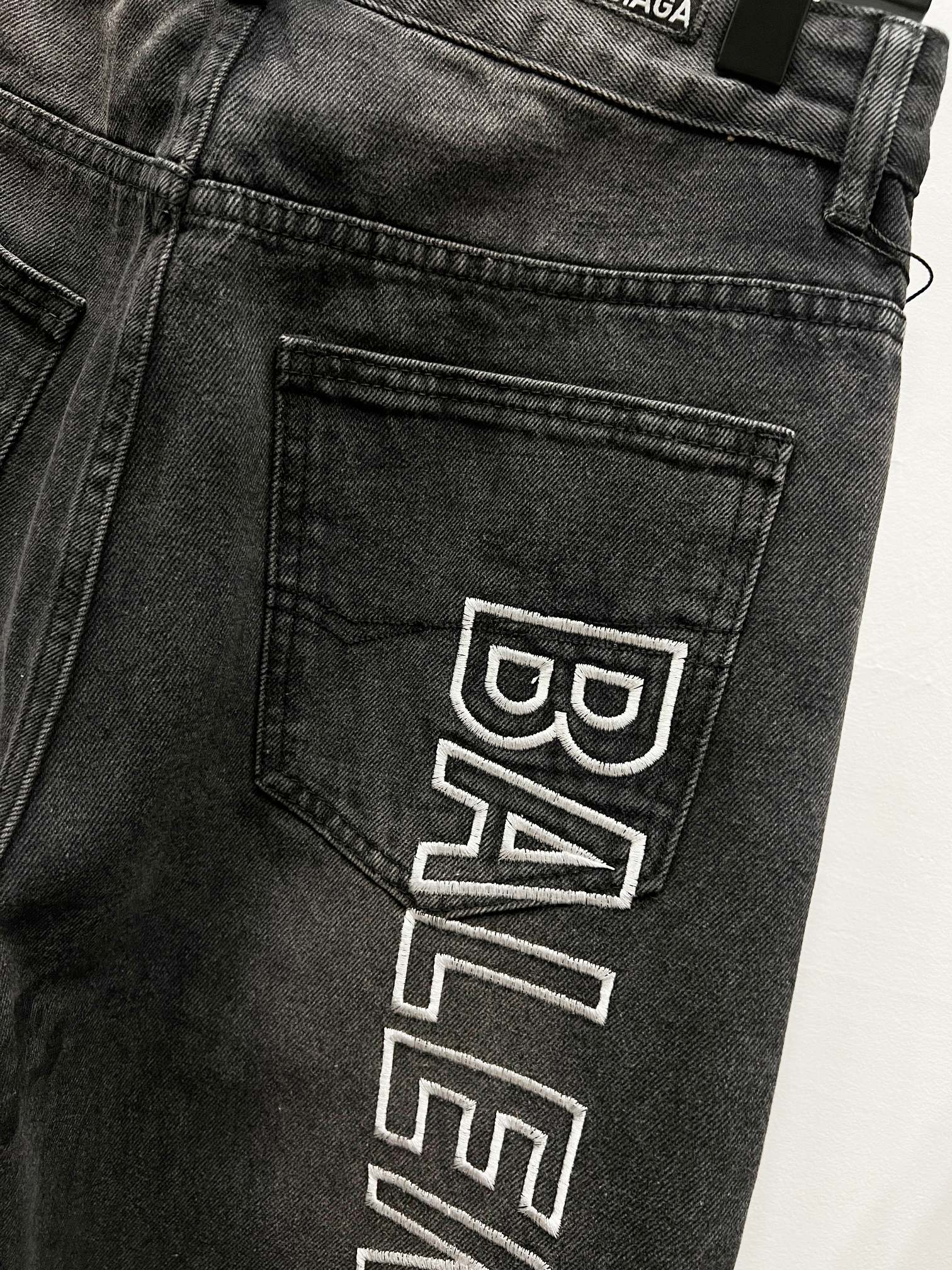Balenciaga 一比一男士黑色直筒牛仔褲 簡約大LOGO字樣設計| 10 Balenciaga 一比一男士黑色直筒牛仔褲 簡約大LOGO字樣設計