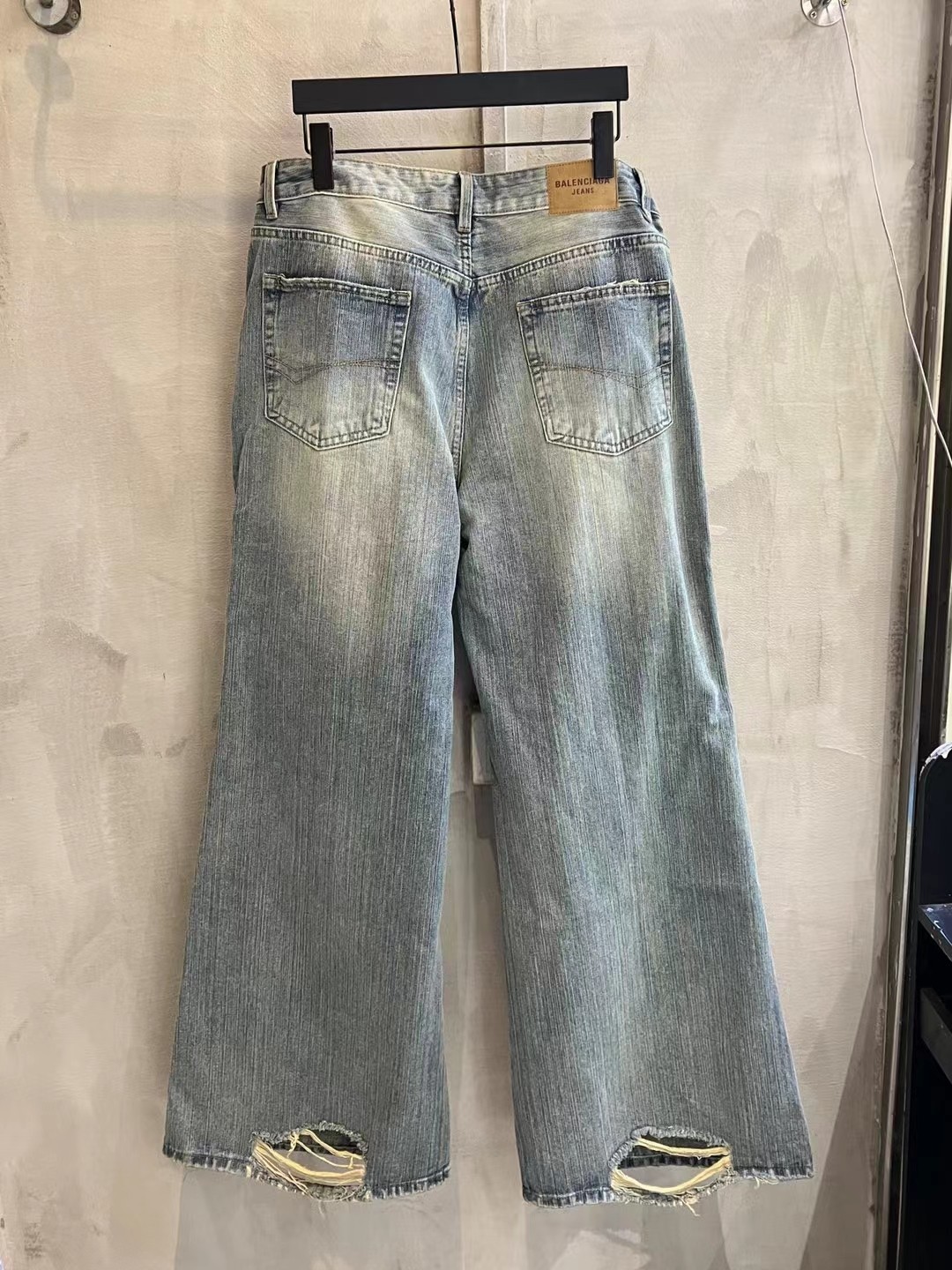 Balenciaga 高仿男士淺水洗牛仔褲 微喇叭復古剪裁設計| 13 Balenciaga 高仿男士淺水洗牛仔褲 微喇叭復古剪裁設計
